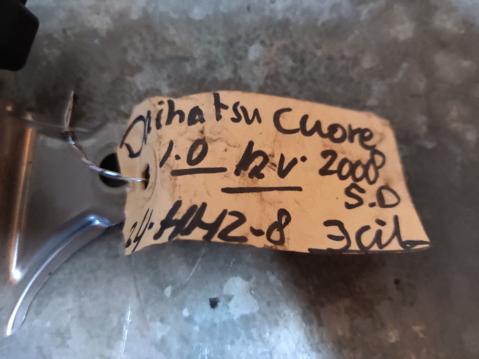 Daihatsu Cuore ruitenwissermotor van de achterklep uit een 2008 model, 5 deurs.