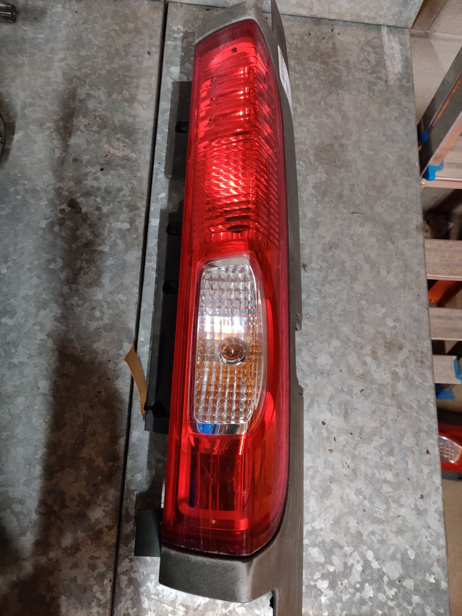 Opel Vivaro , Renault Trafic rechter achterlicht van 2008, gebruikt.