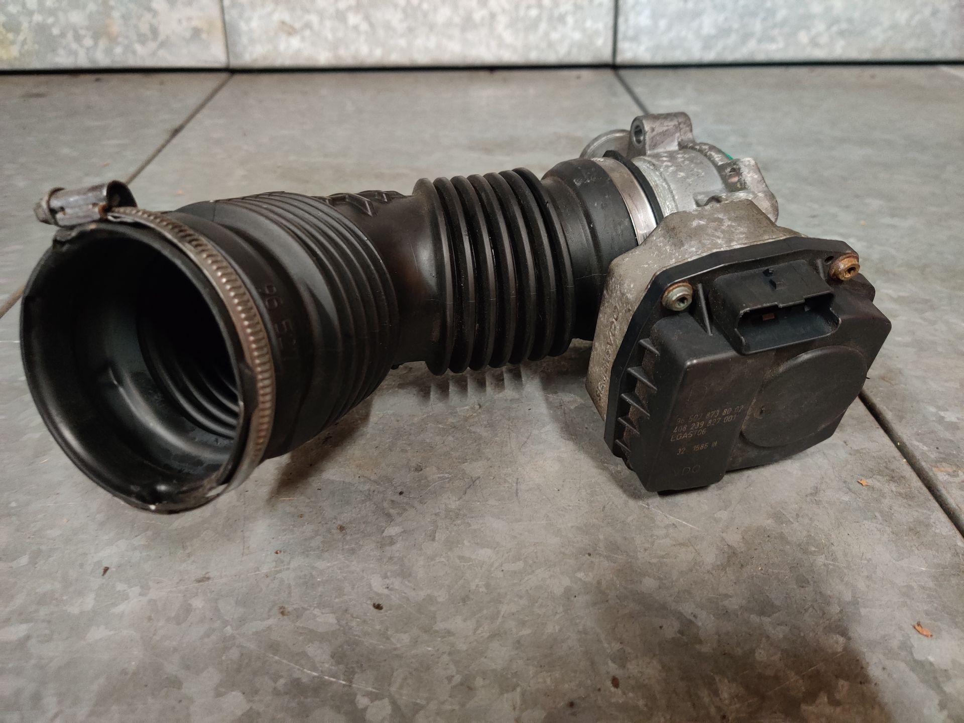 Citroen C5 gasklephuis met slang van een 2.0 16V model uit 2005.