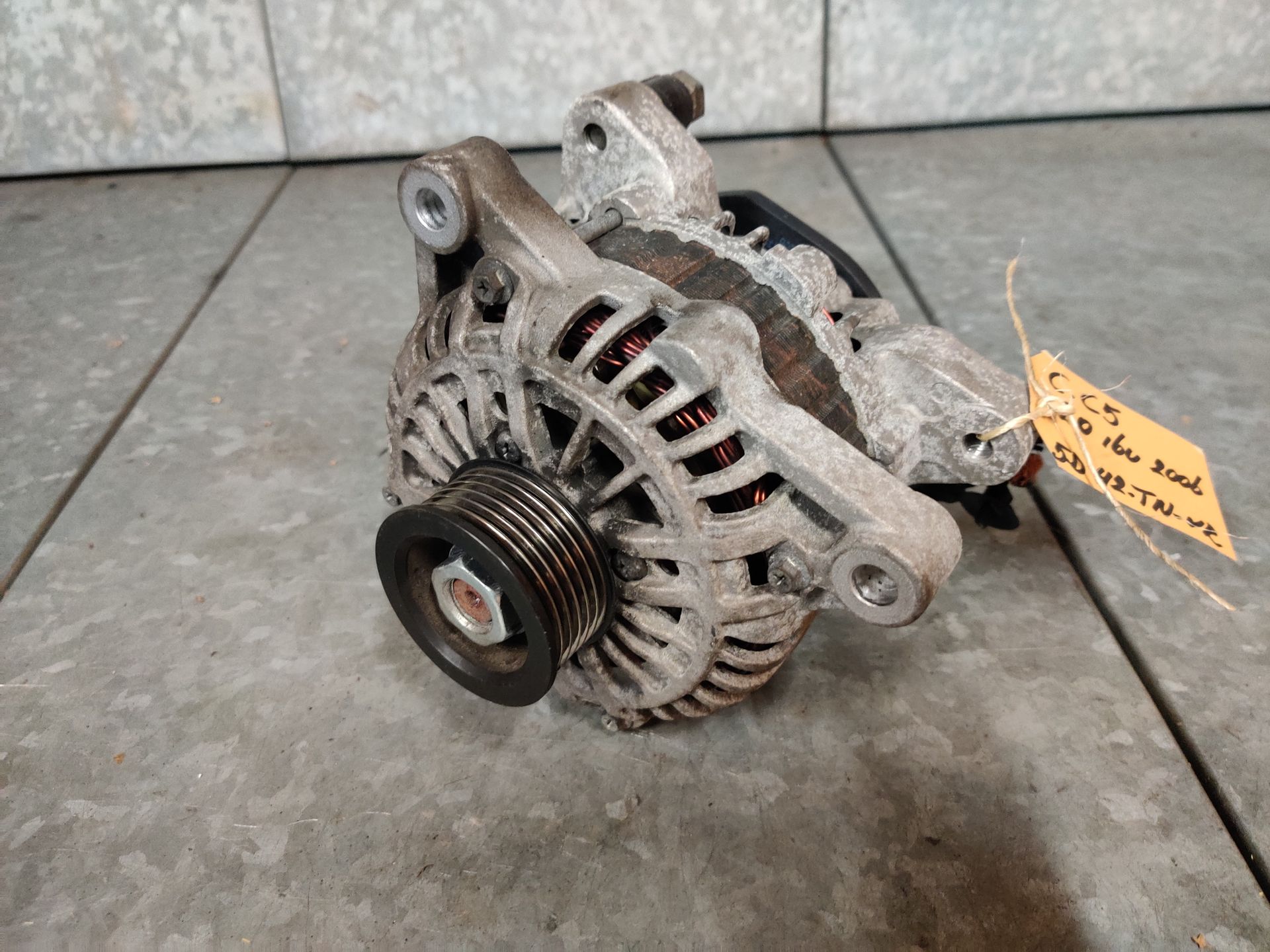 Citroen C5 dynamo van een 2.0 16V bij Stegeman Car Parts in Exel.