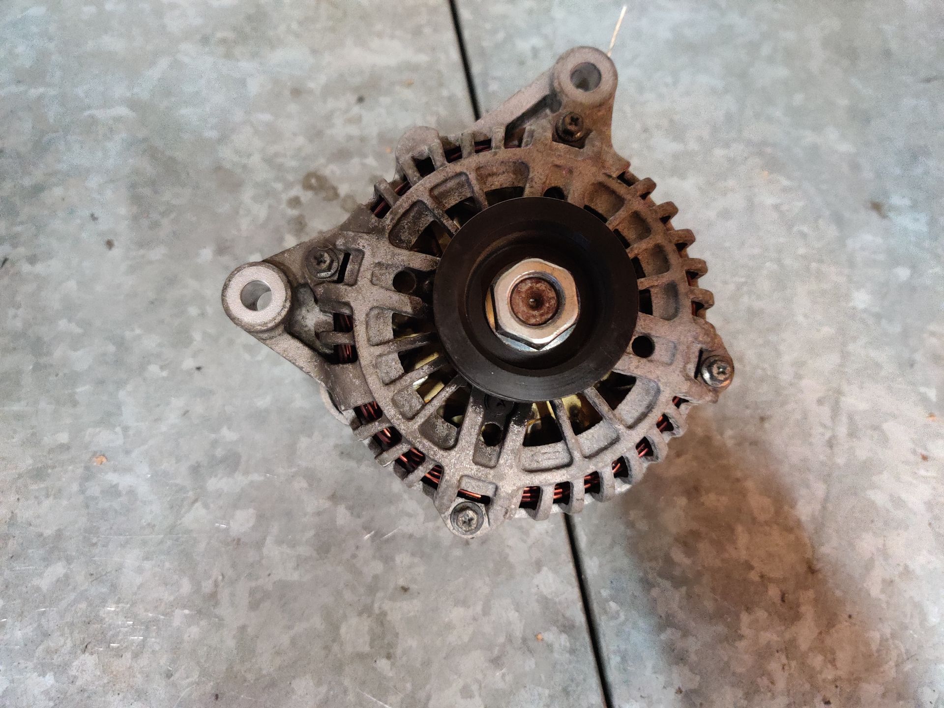 Citroen C5 dynamo van een 2.0 16V bij Stegeman Car Parts in Exel.