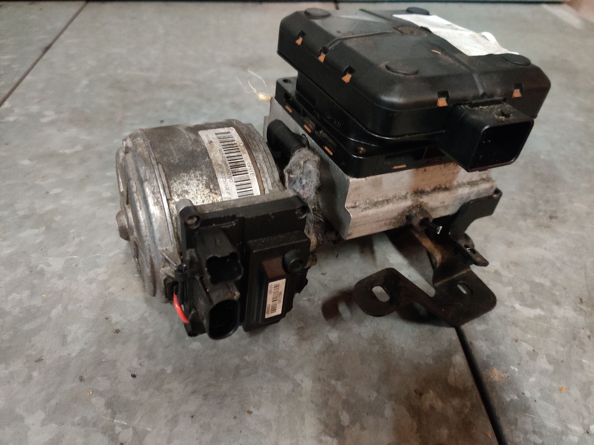 Citroen C5 luchtvering compressor van een 2.0 16V model uit 2006.