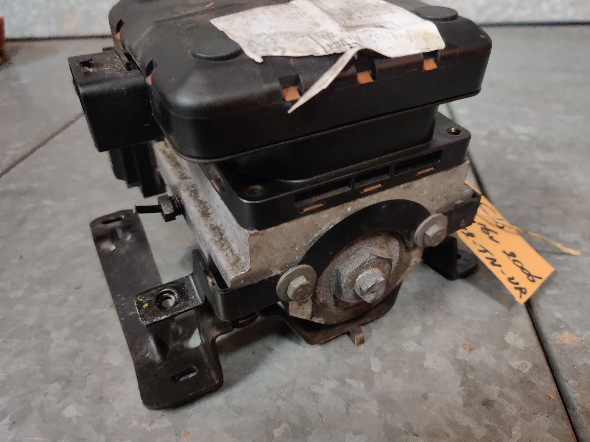 Citroen C5 luchtvering compressor van een 2.0 16V model uit 2006.