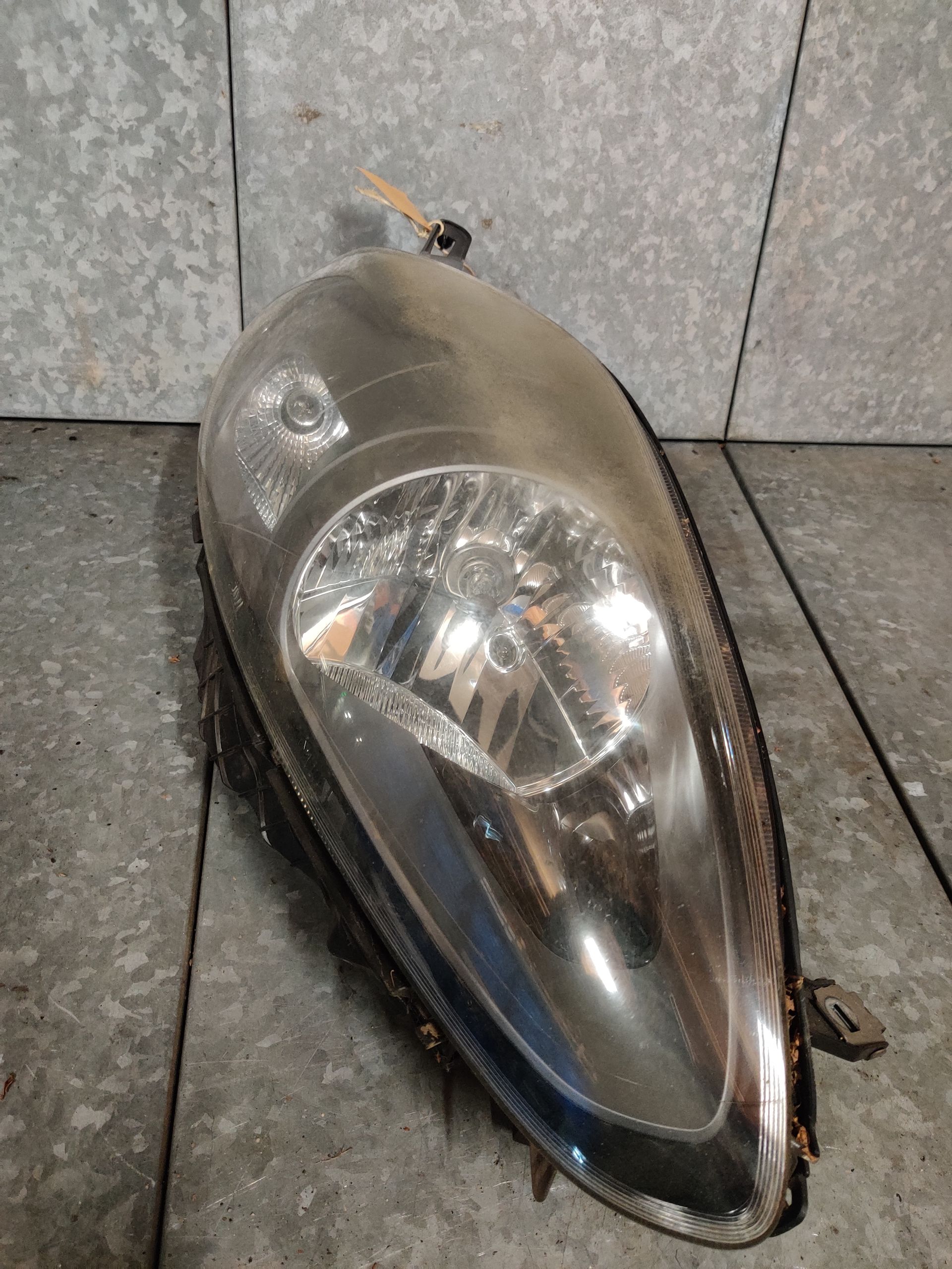 Fiat Punto koplamp uit 2012, gebruikt.