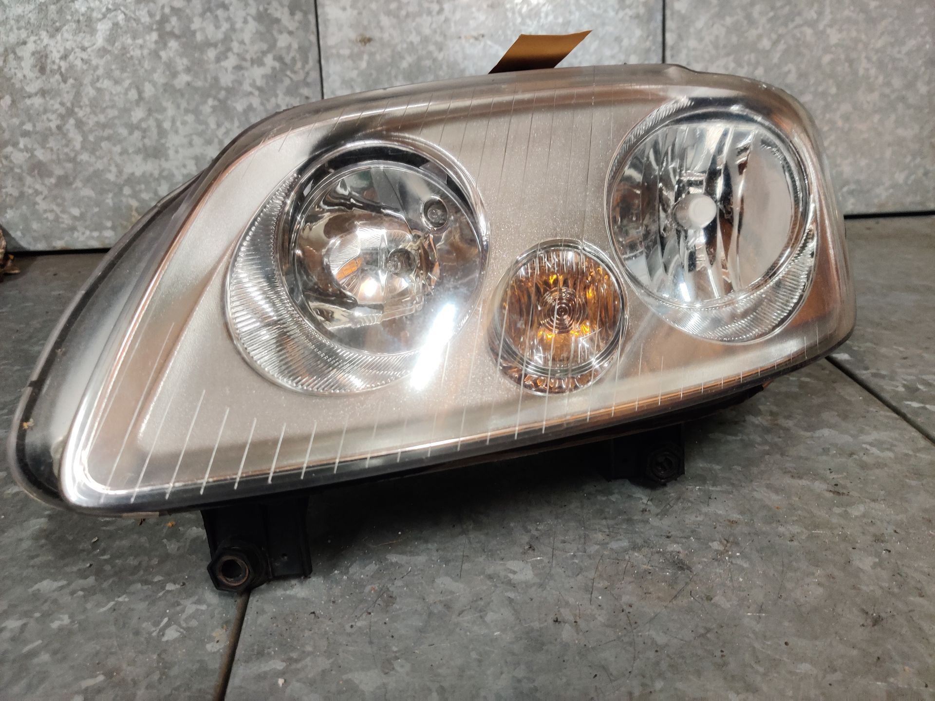 VW Caddy de linker koplamp van een uit 2008, gebruikt.