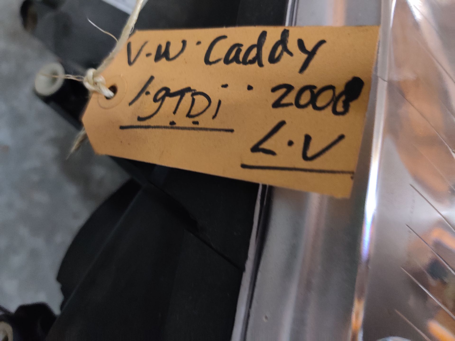 VW Caddy de linker koplamp van een uit 2008, gebruikt.