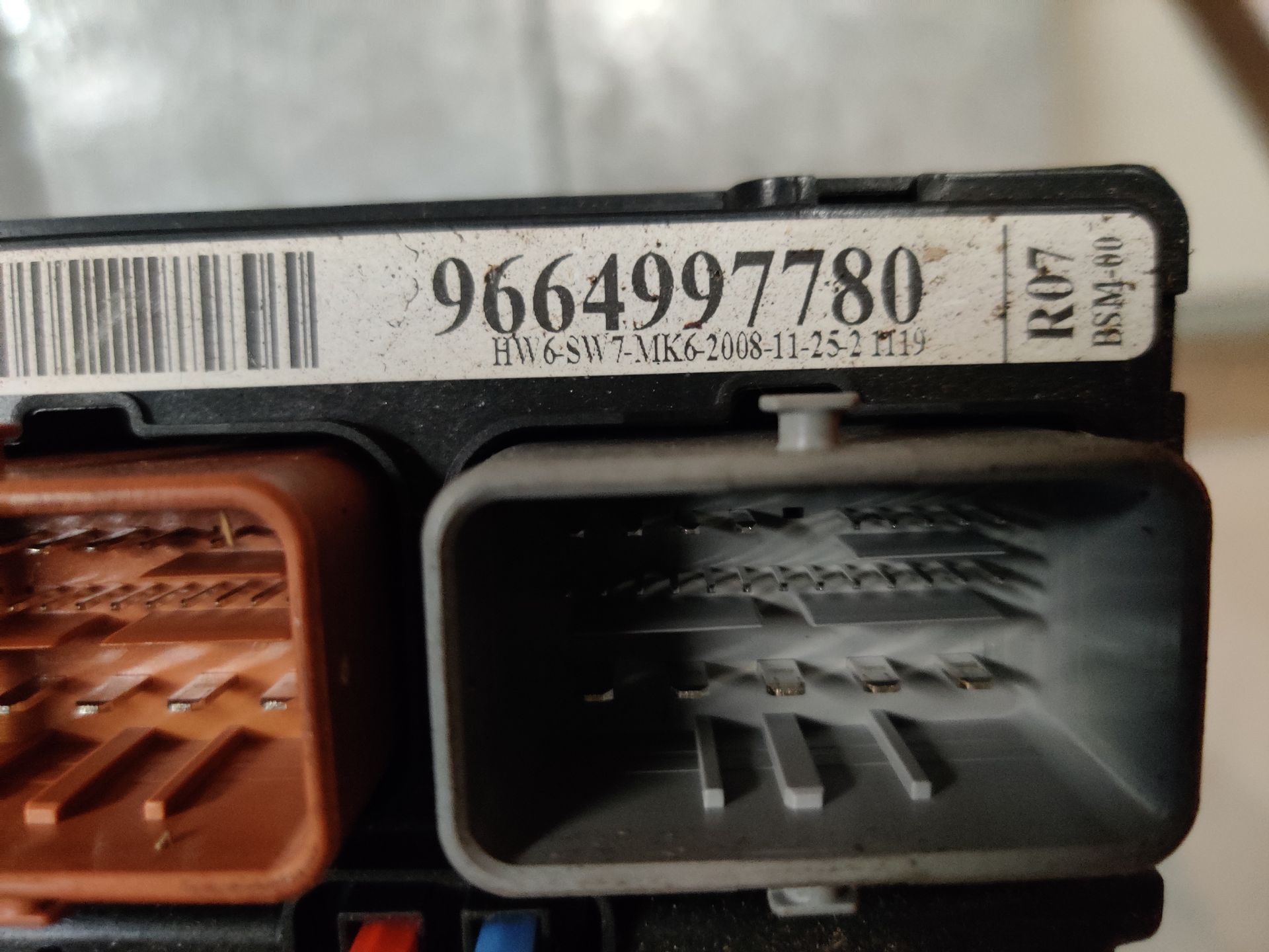 Peugeot 207 zekeringkast van een 1.6 VTi uit 2009 en er liggen veel meer zekeringkasten daar.