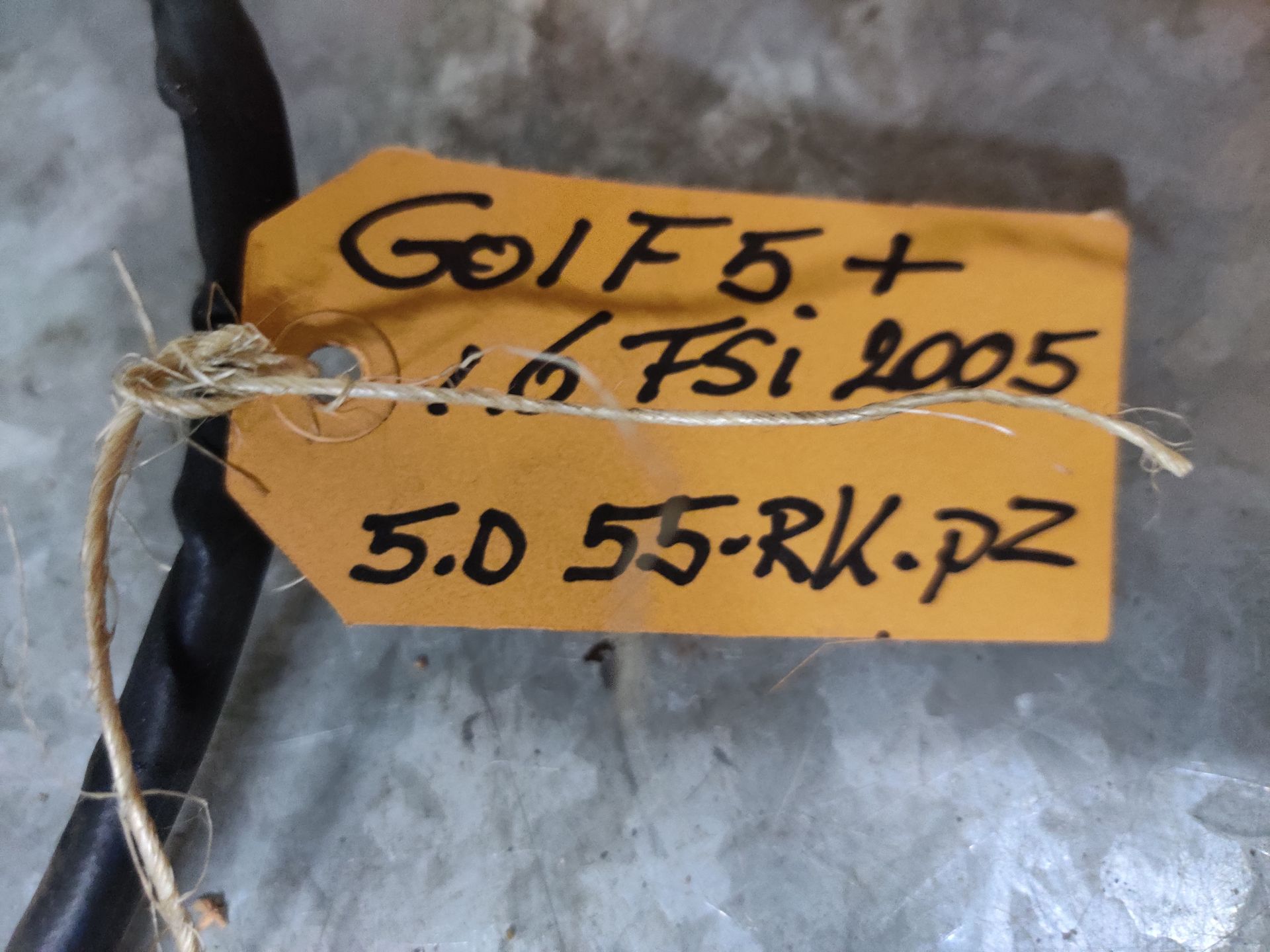 VW Golf 5 plus een lambdasonde van een 1.6 FSi uit 2005. Te koop bij Eddie Stegeman.