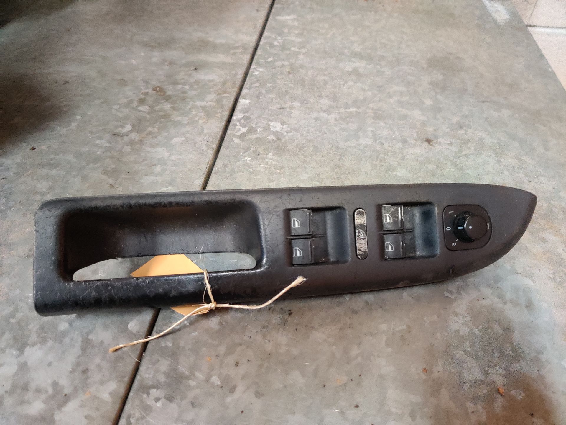 VW Golf 5 plus raambedieningspaneel met spiegelverstelling voor de bestuurderszijde uit 2005.