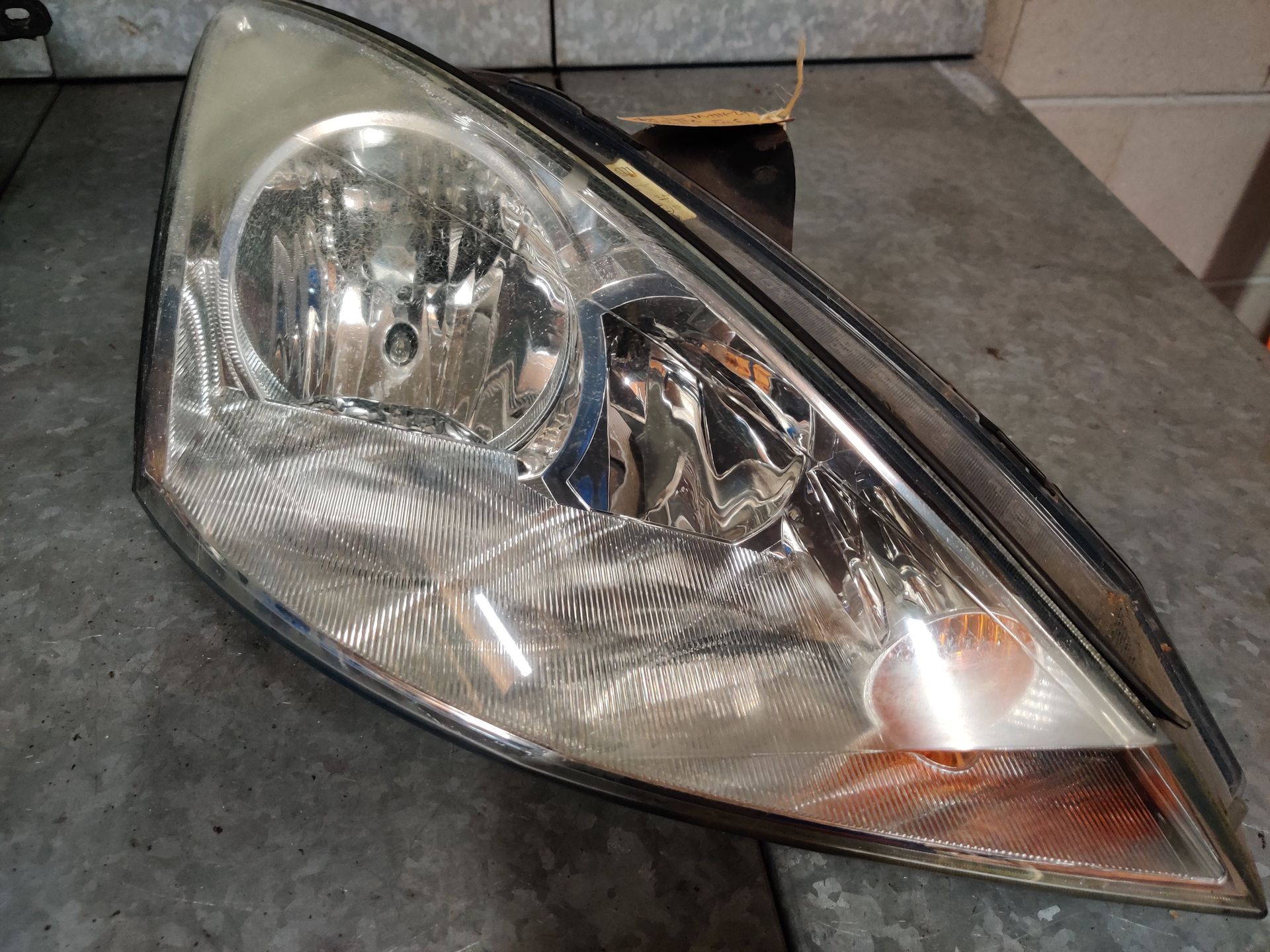 Ford Focus 1 de rechter koplamp uit een 2003