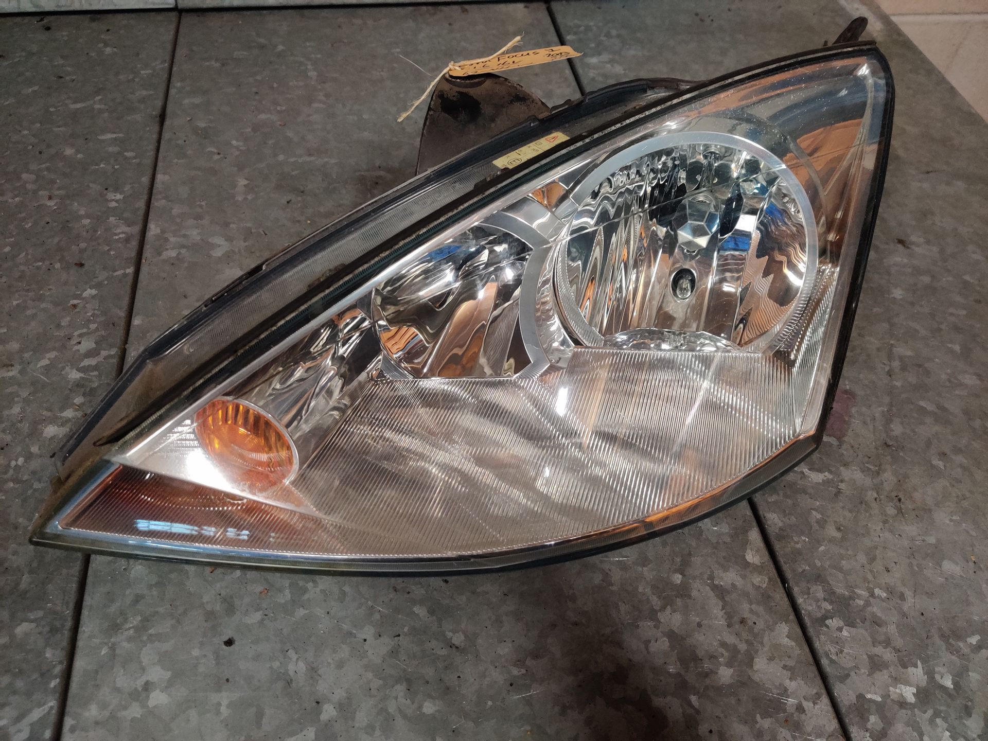 Ford Focus 1 de linker koplamp uit een 2003 te koop bij Eddie Stegeman in Exel.