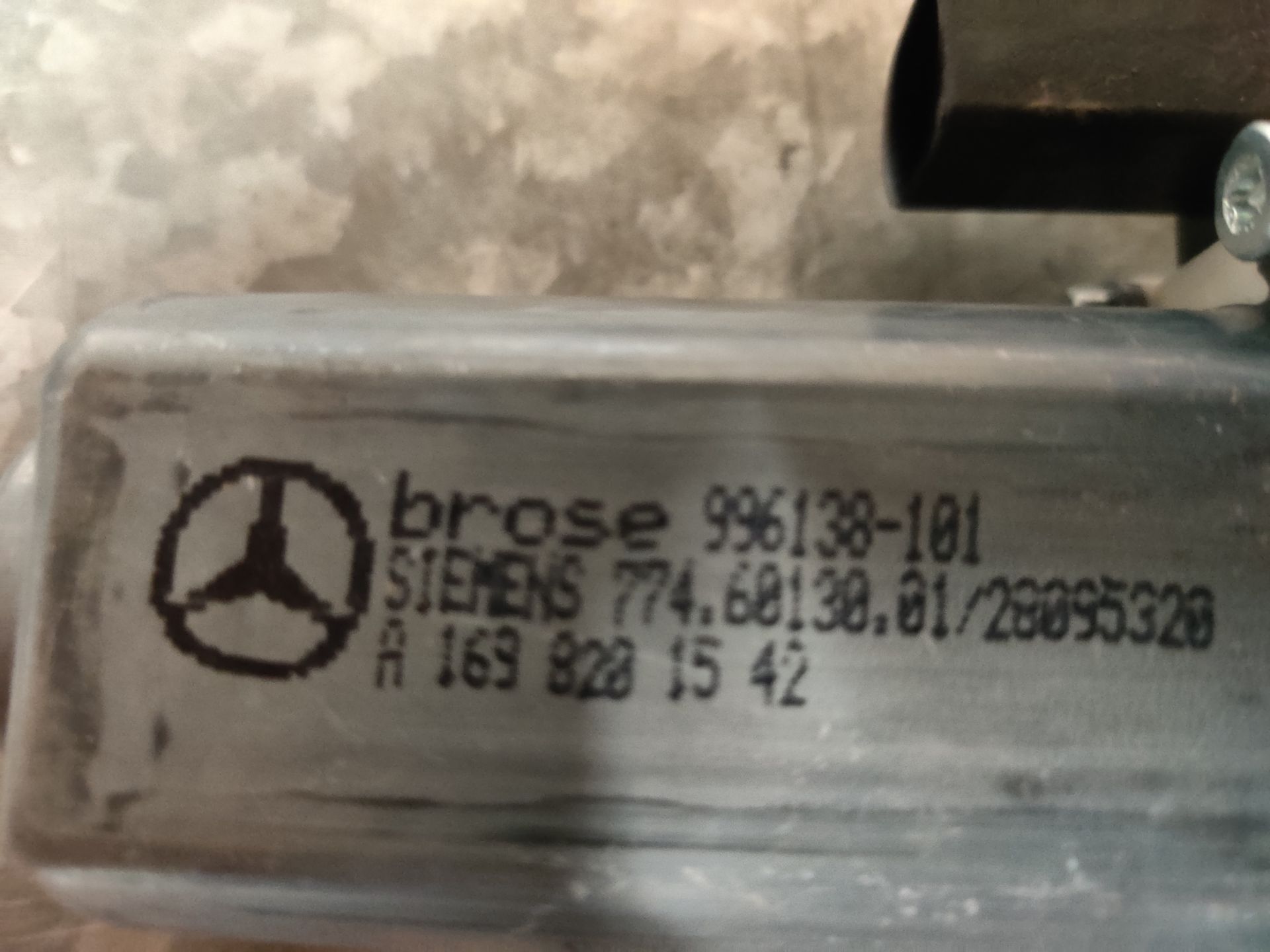 Mercedes B klasse raammotor linksvoor, Stegeman Autosloperij in Exel.
