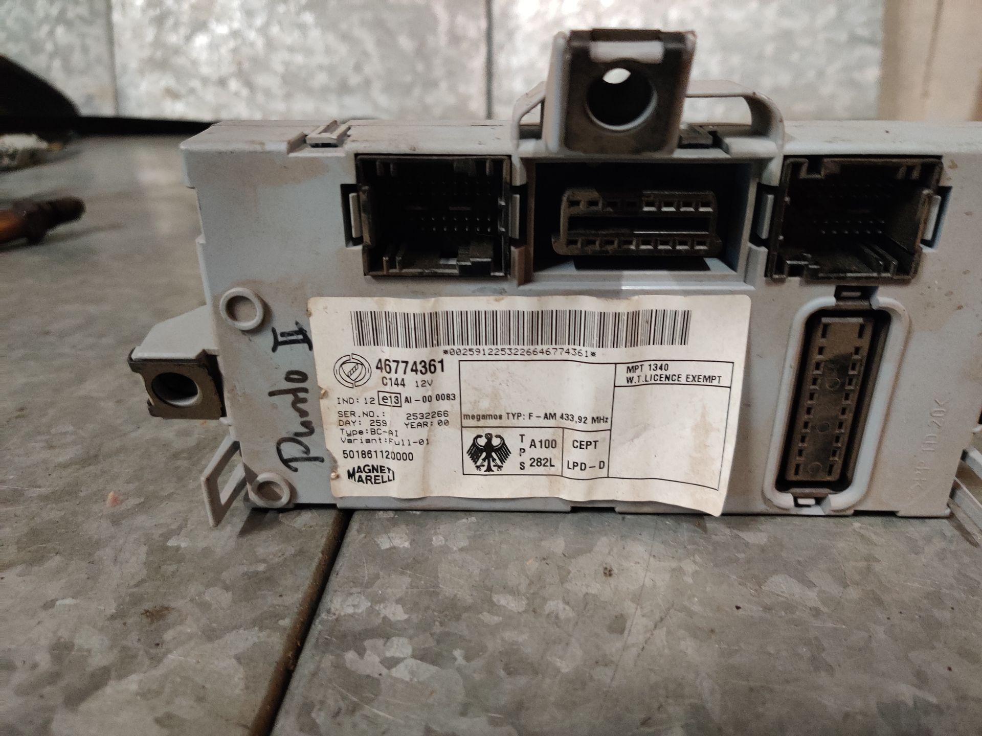 Fiat Punto 2 de centrale zekeringkast/elektronicamodule.