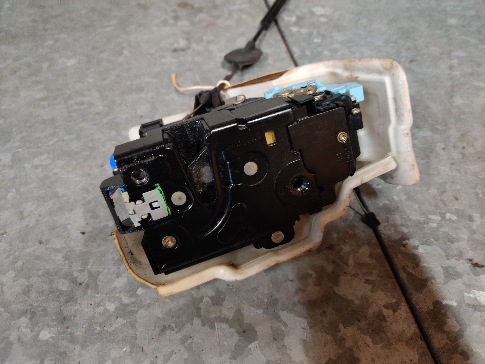 VW Golf 5 plus de deurvergrendeling van het rechter voorportier (2004-2008). Met kabel.