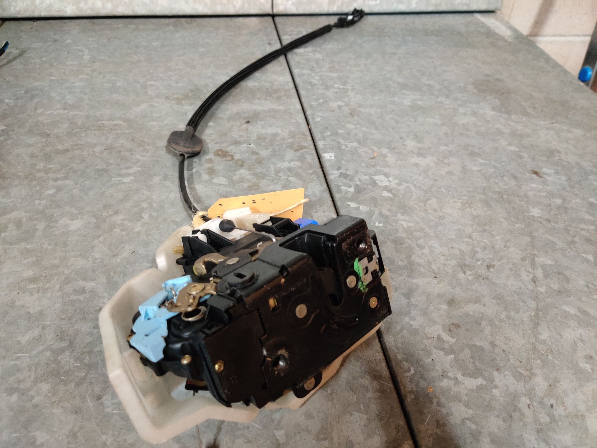 VW Golf 5 plus de deurvergrendeling van het rechter voorportier (2004-2008). Met kabel.