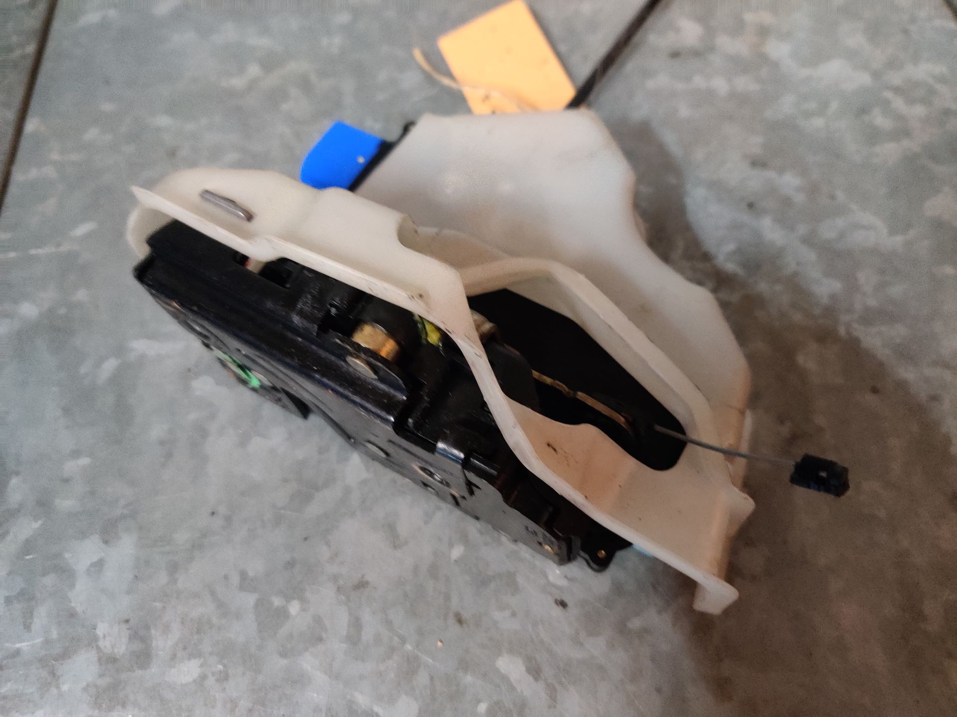 VW Golf 5 plus de deurvergrendeling van het rechter voorportier (2004-2008). Met kabel.