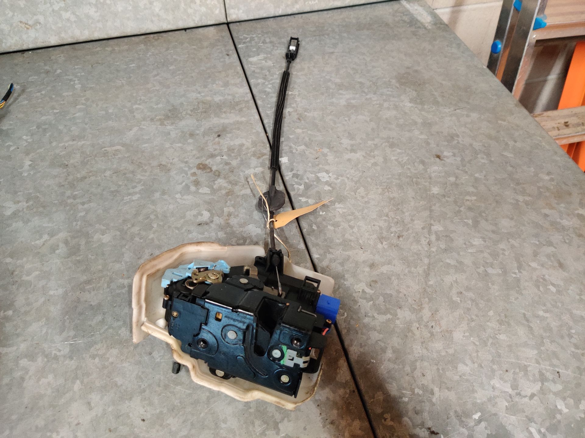 VW Golf 5 plus de deurvergrendeling van het linker voorportier (2004-2008). Met kabel.
