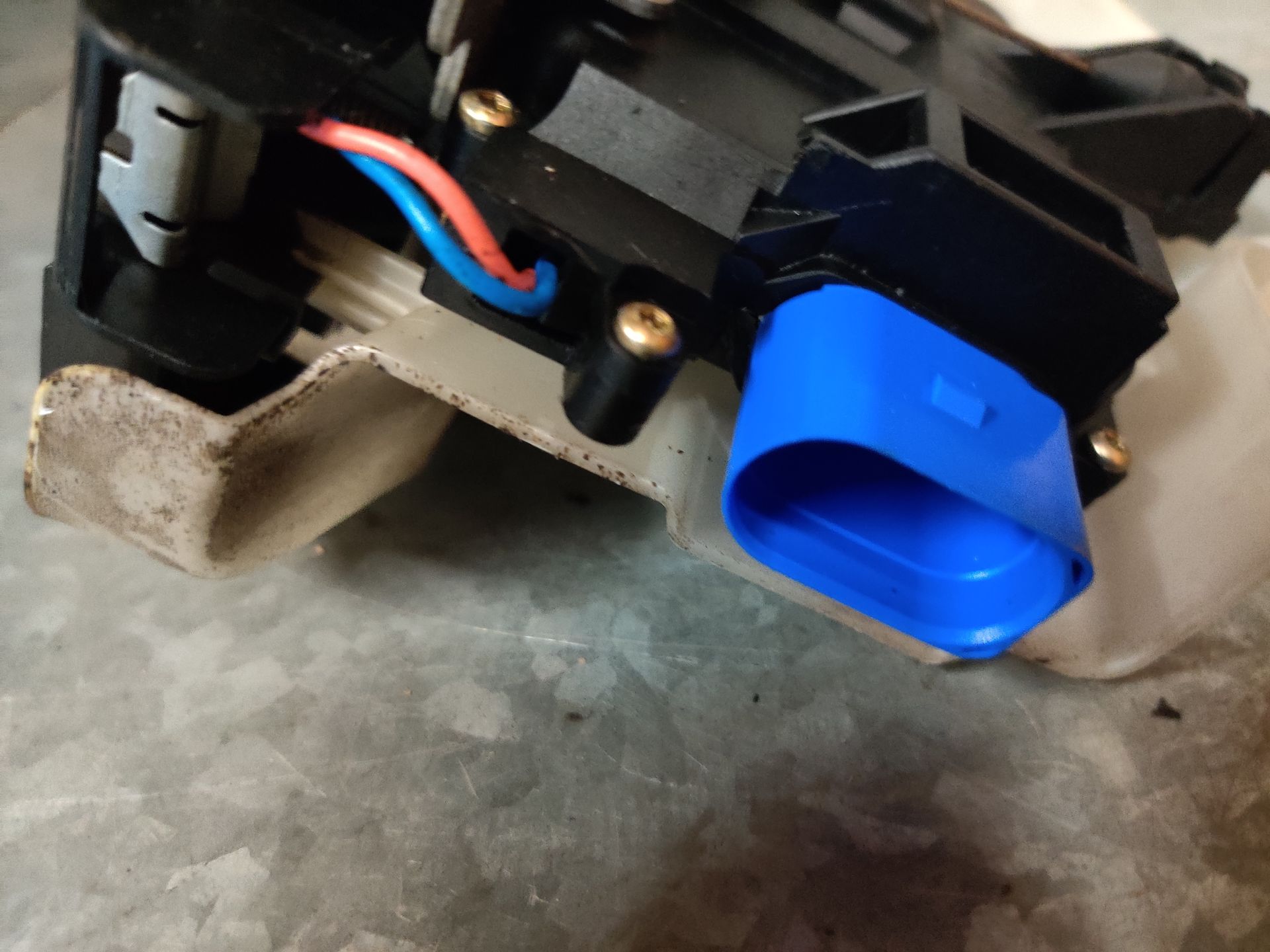 VW Golf 5 plus de deurvergrendeling van het linker voorportier (2004-2008). Met kabel.