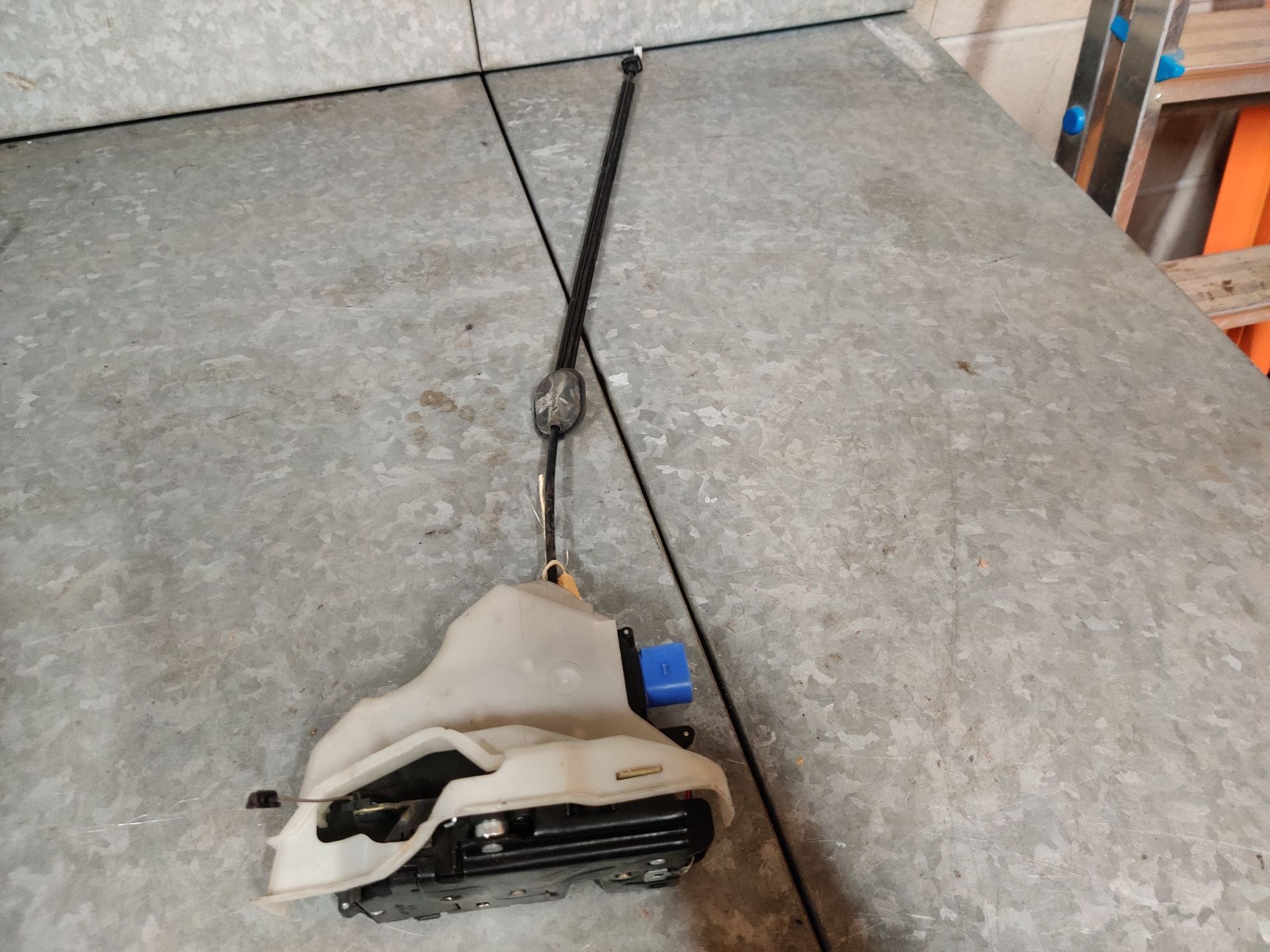 VW Golf 5 plus de deurvergrendeling van het rechter achterportier (2004-2008). Met kabel.