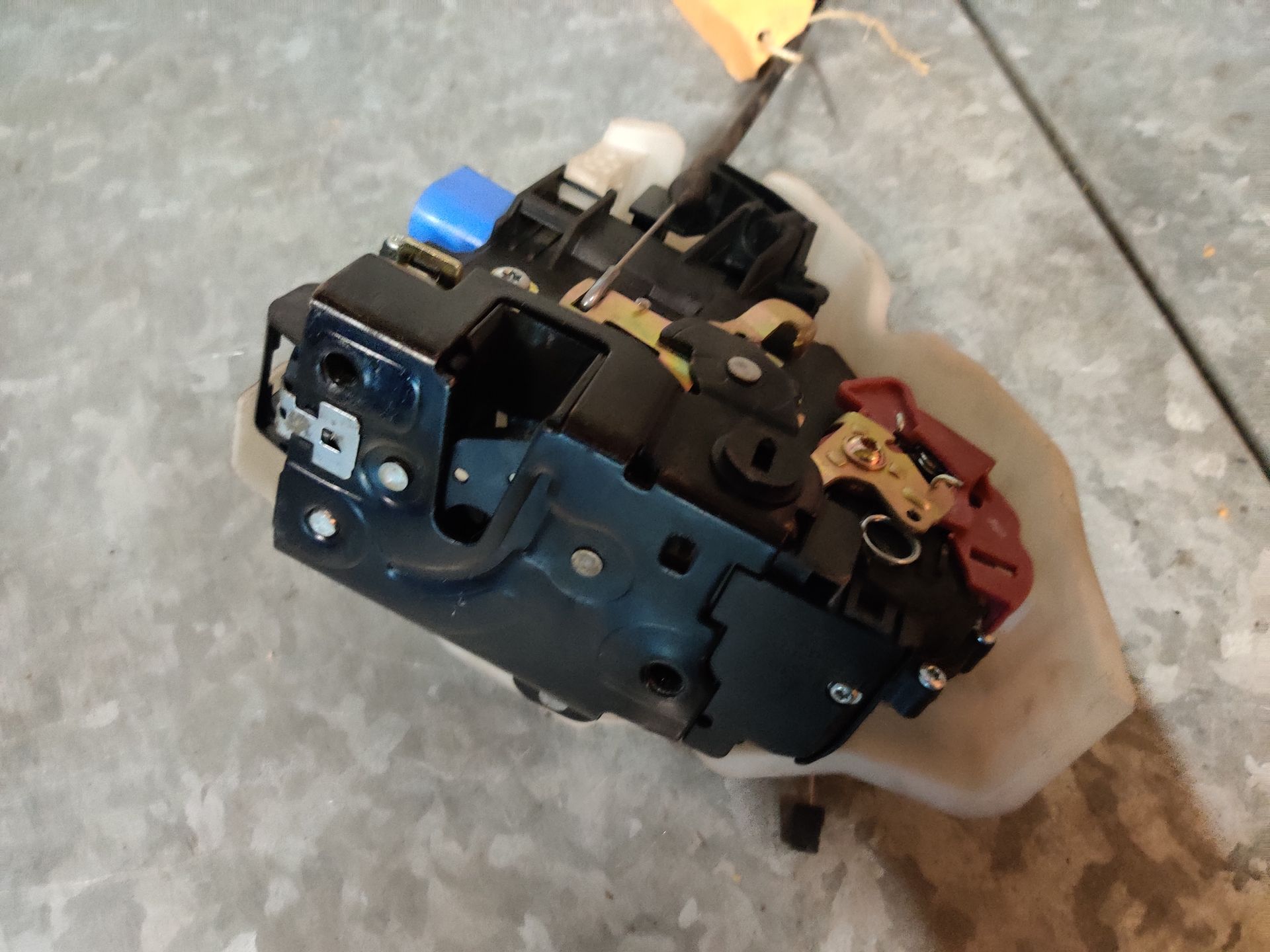 VW Golf 5 plus de deurvergrendeling van het rechter achterportier (2004-2008). Met kabel.