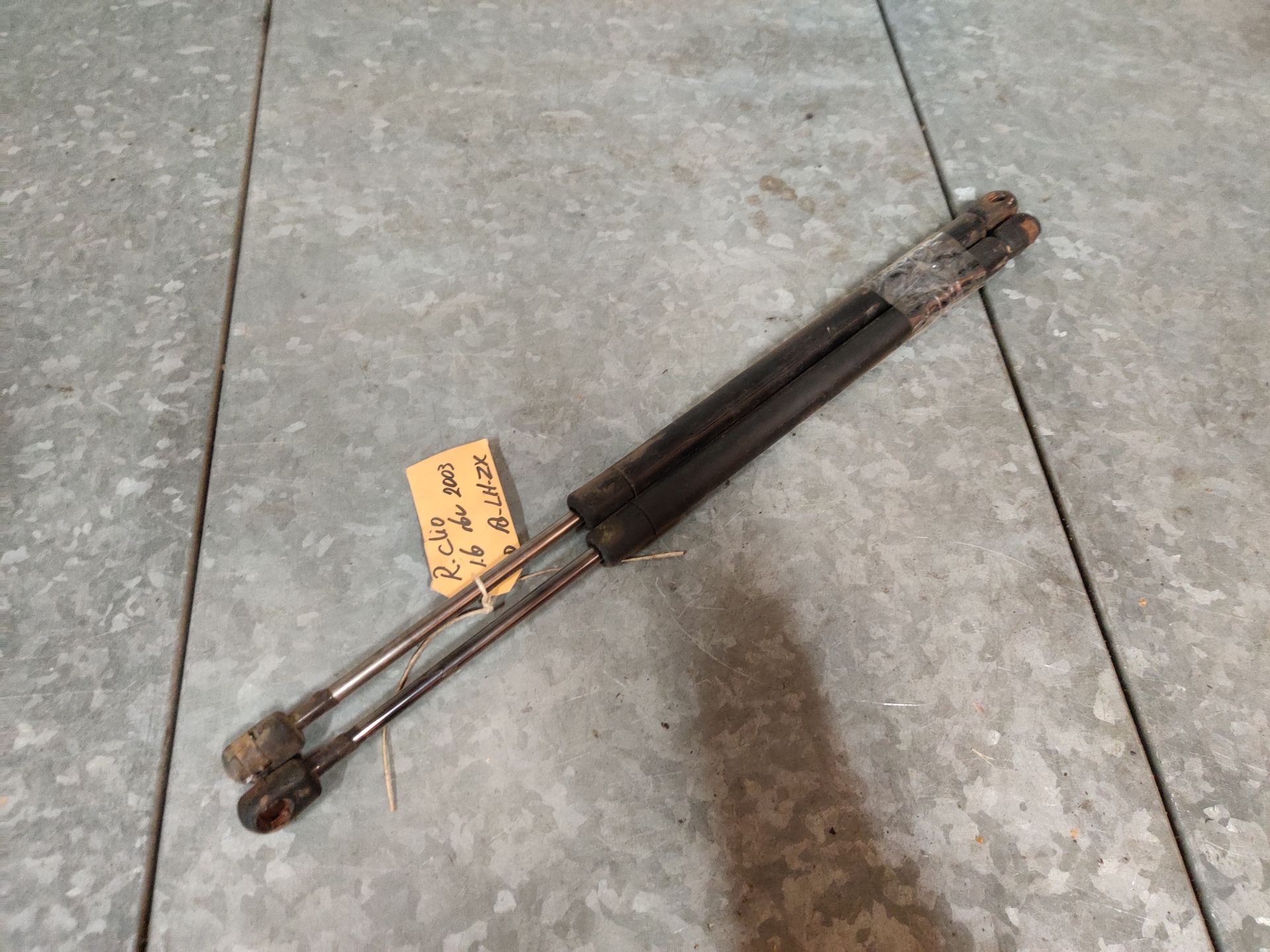 Renault Clio een set gasveren van de achterklep