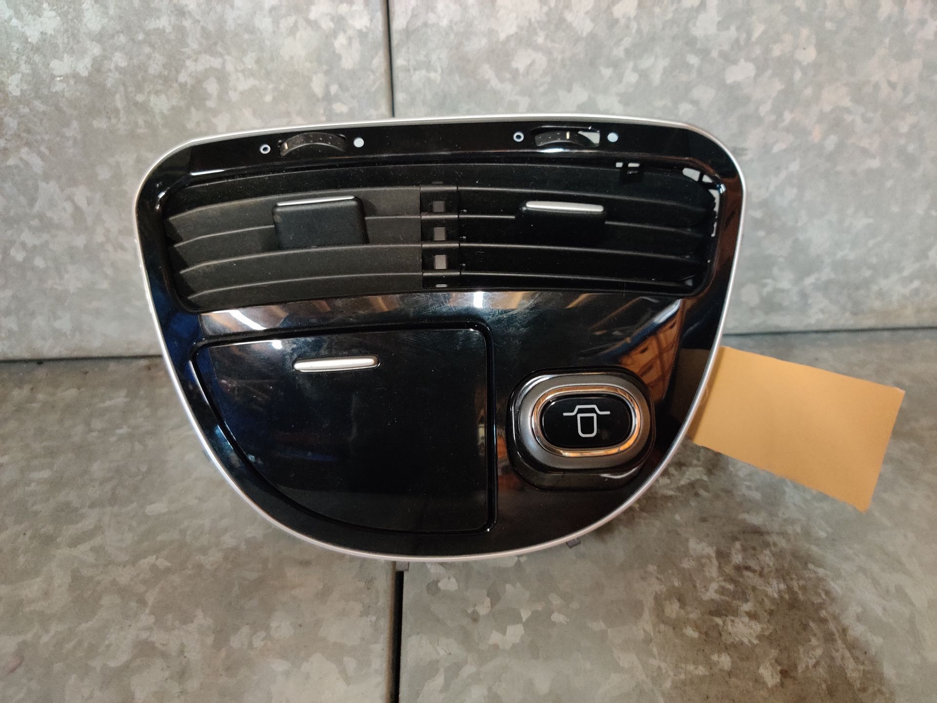 Fiat Punto dashboard deel, luchtrooster van een 2012 model.