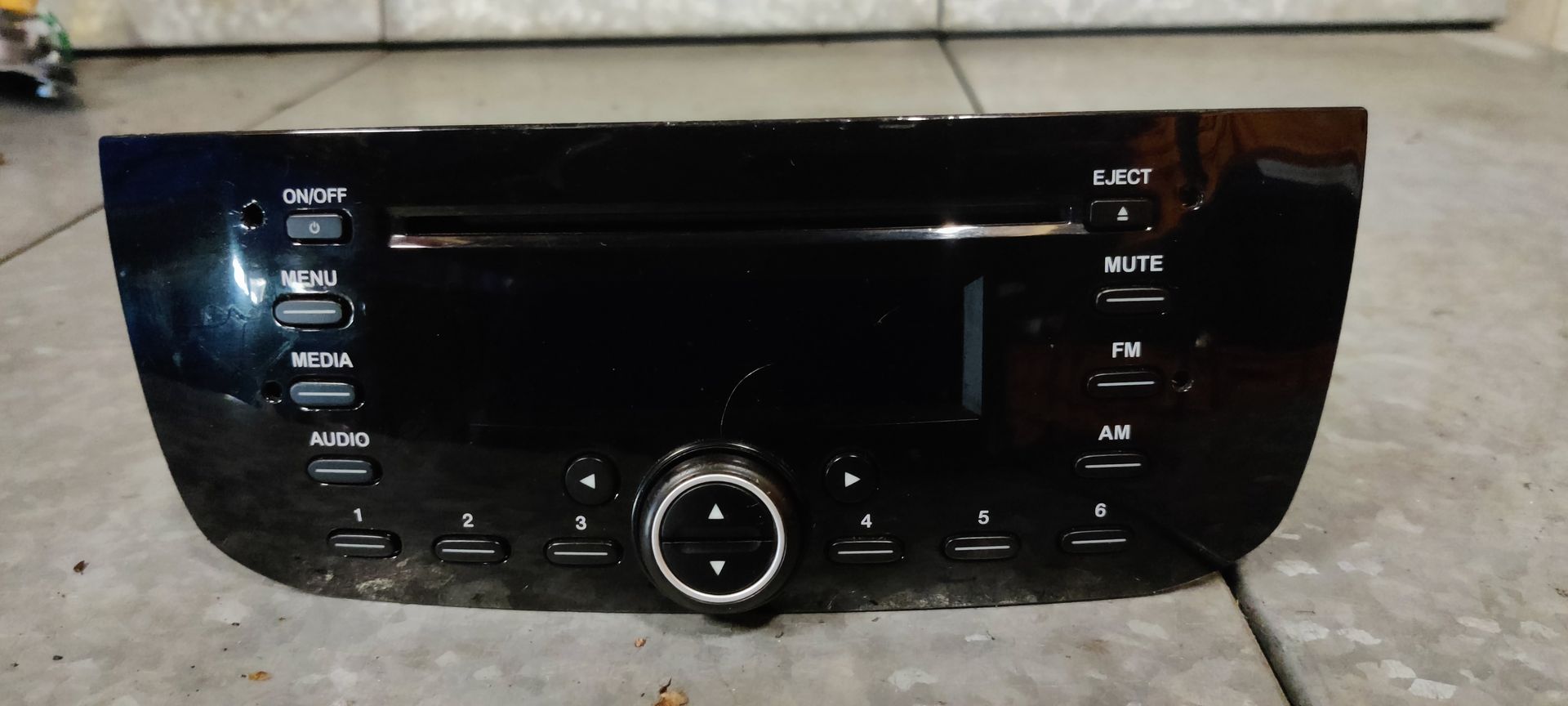 Fiat Punto radio CD speler uit 2012.