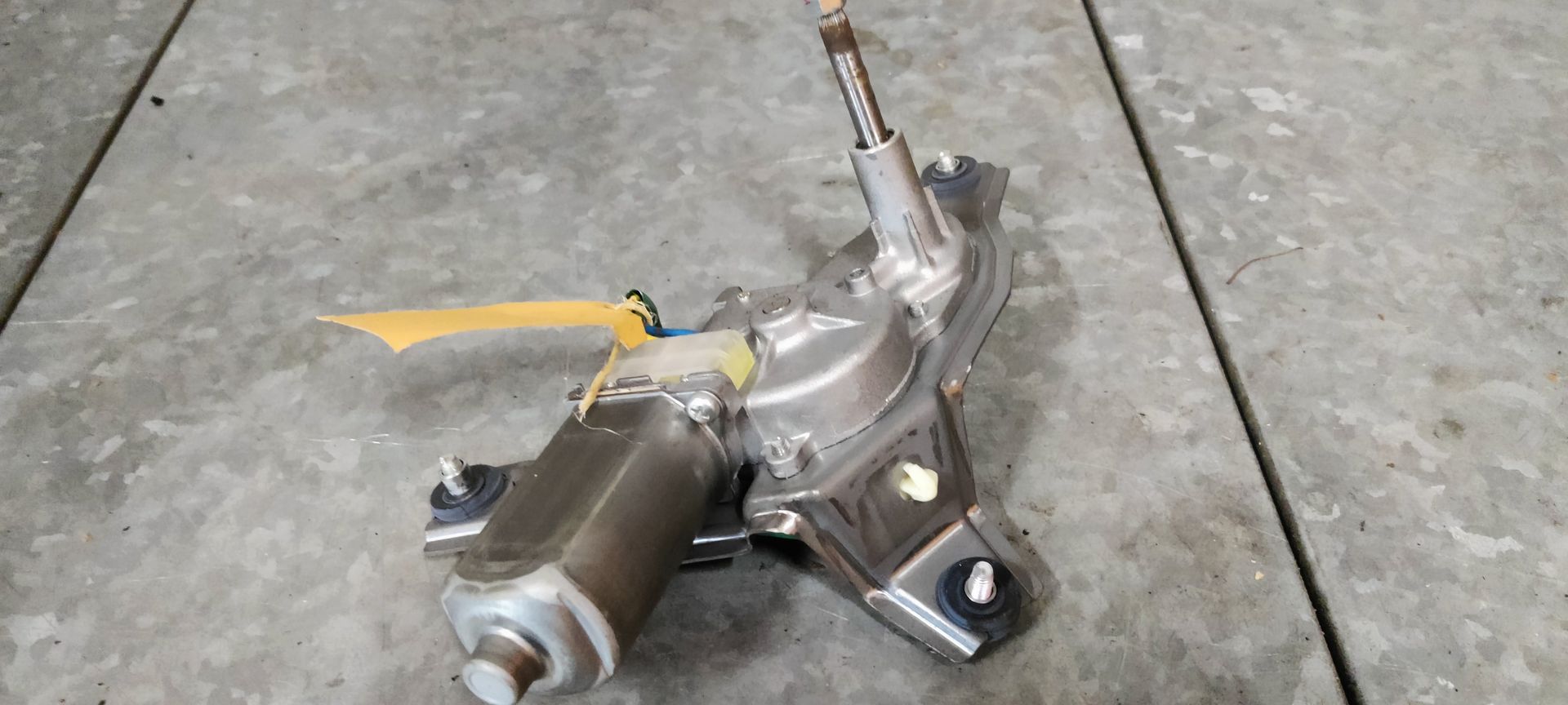 Mitsubishi Outlander ruitenwissermotor voor de achterruit geproduceerd tussen 2003 en 2008.