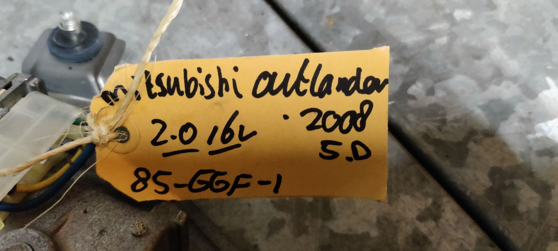 Mitsubishi Outlander ruitenwissermotor voor de achterruit geproduceerd tussen 2003 en 2008.