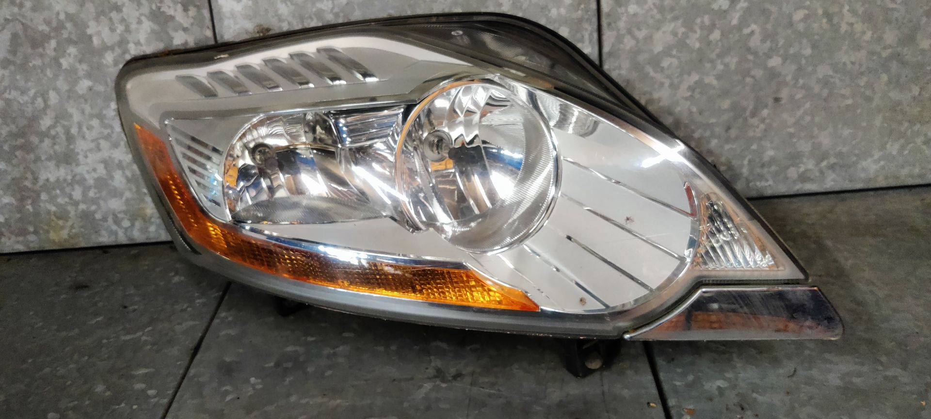 Ford Kuga rechter koplamp modeljaar 2008 t/m 2012. Bijna nieuw!
