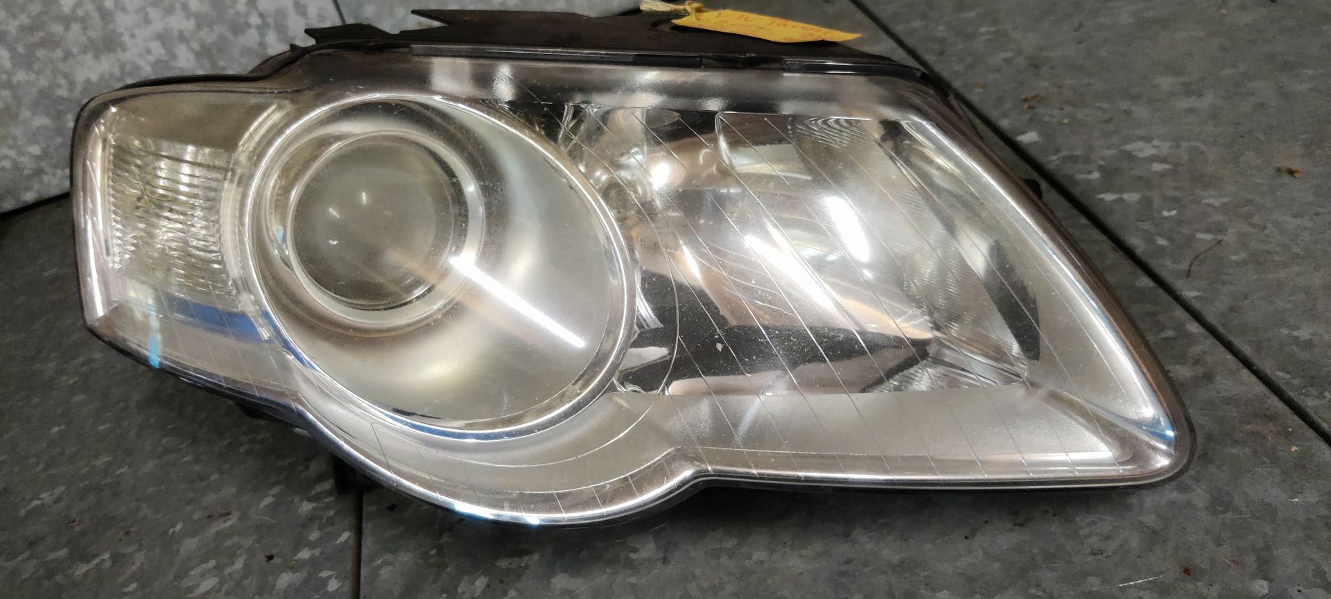 VW Passat rechter koplamp modeljaar 2005 - 2010.