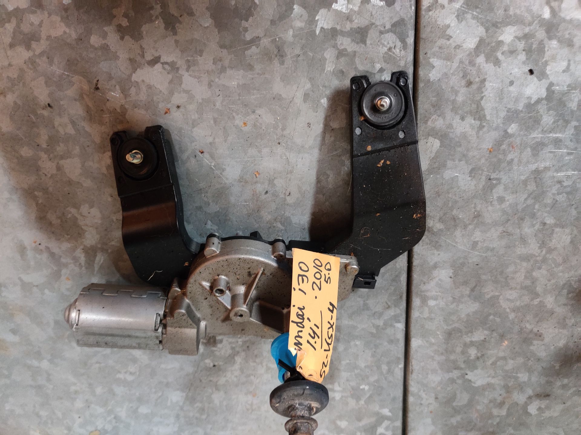 Hyundai i30, een ruitenwissermotor achter uit 2010, gebruikt.