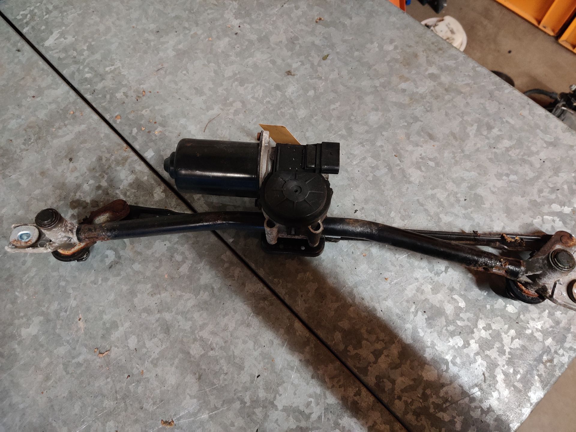 Hyundai i30, ruitenwissermotor met stangen uit 2011, gebruikt.