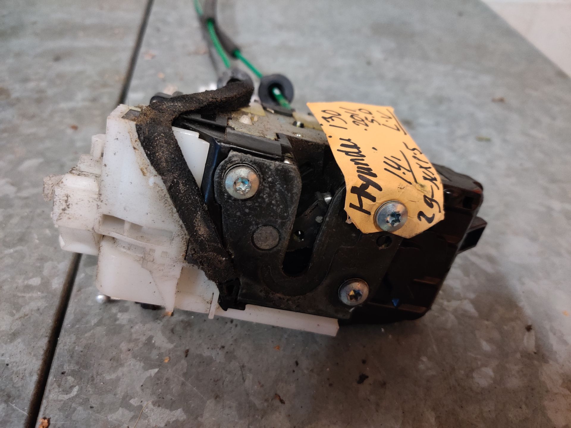 Hyundai i30 deurslotvanger, slotplaat met kabels linker voorportier uit 2011, gebruikt.
