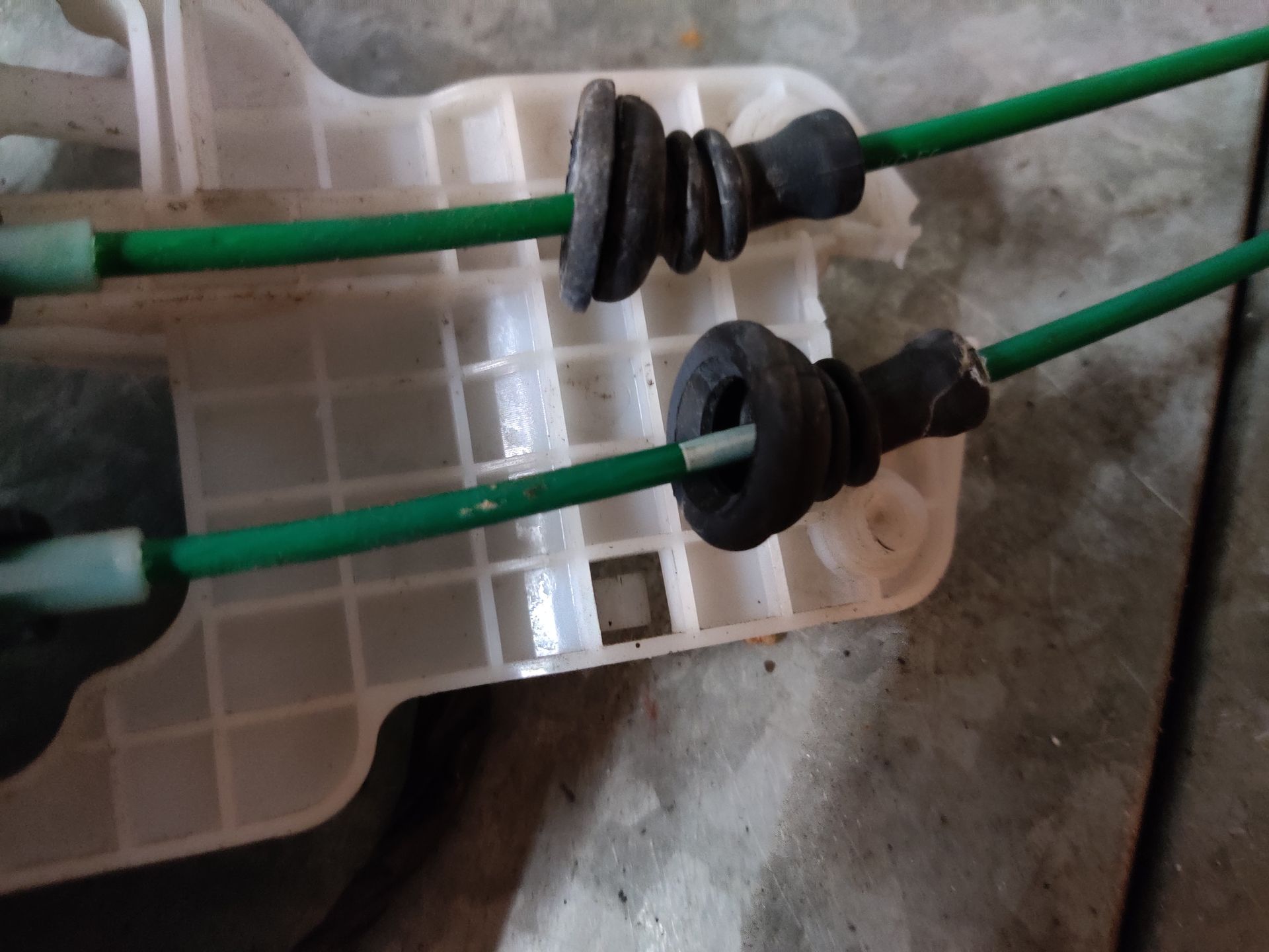 Hyundai i30 deurslotvanger, slotplaat met kabels linker voorportier uit 2011, gebruikt.