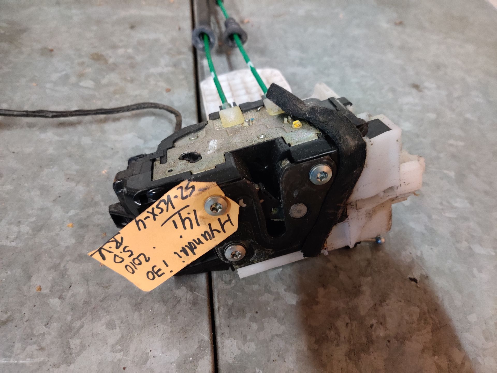 Hyundai i30 deurslotvanger, slotplaat met kabels rechter voorportier uit 2011, gebruikt.
