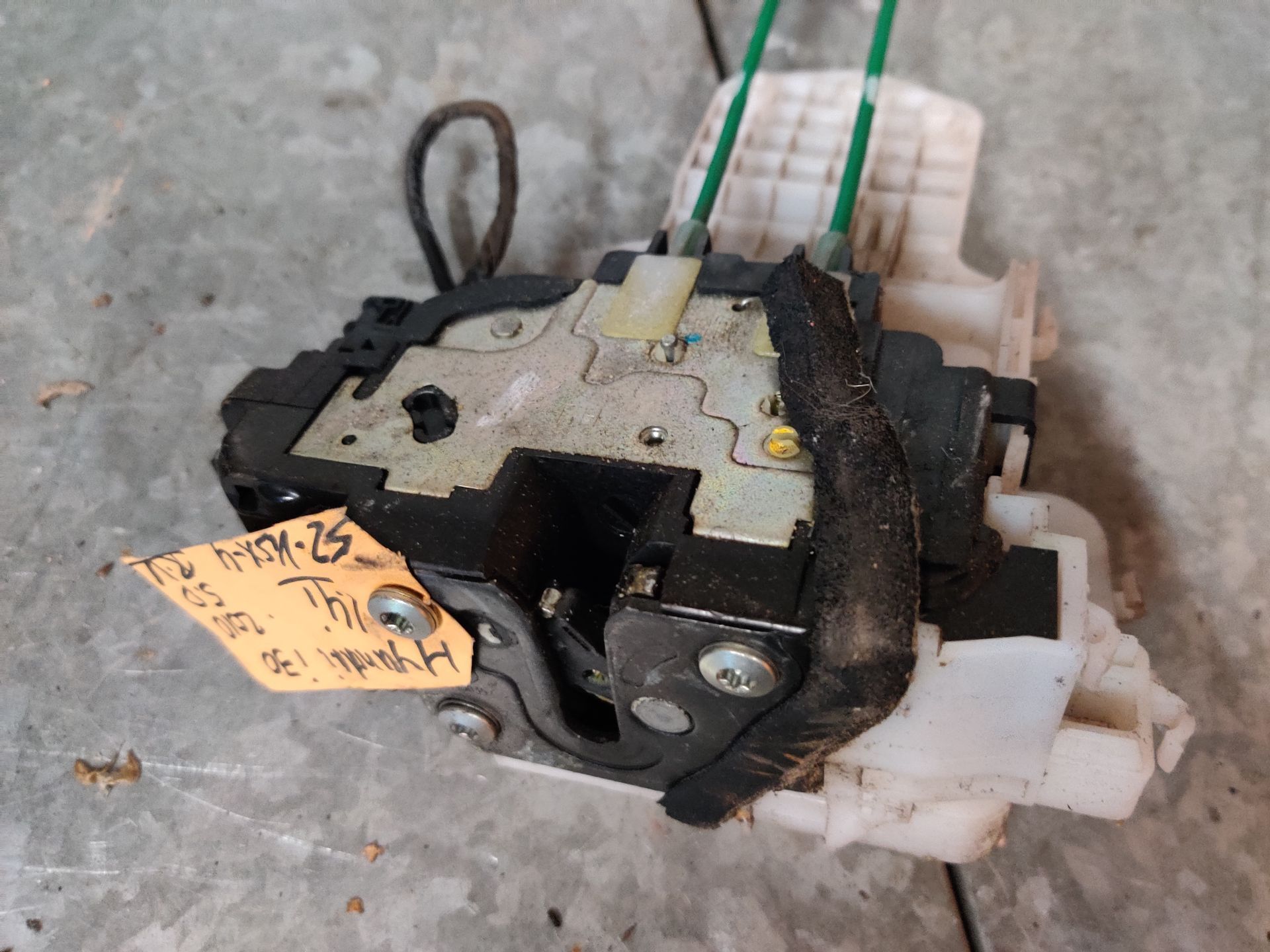 Hyundai i30 deurslotvanger, slotplaat met kabels rechter voorportier uit 2011, gebruikt.
