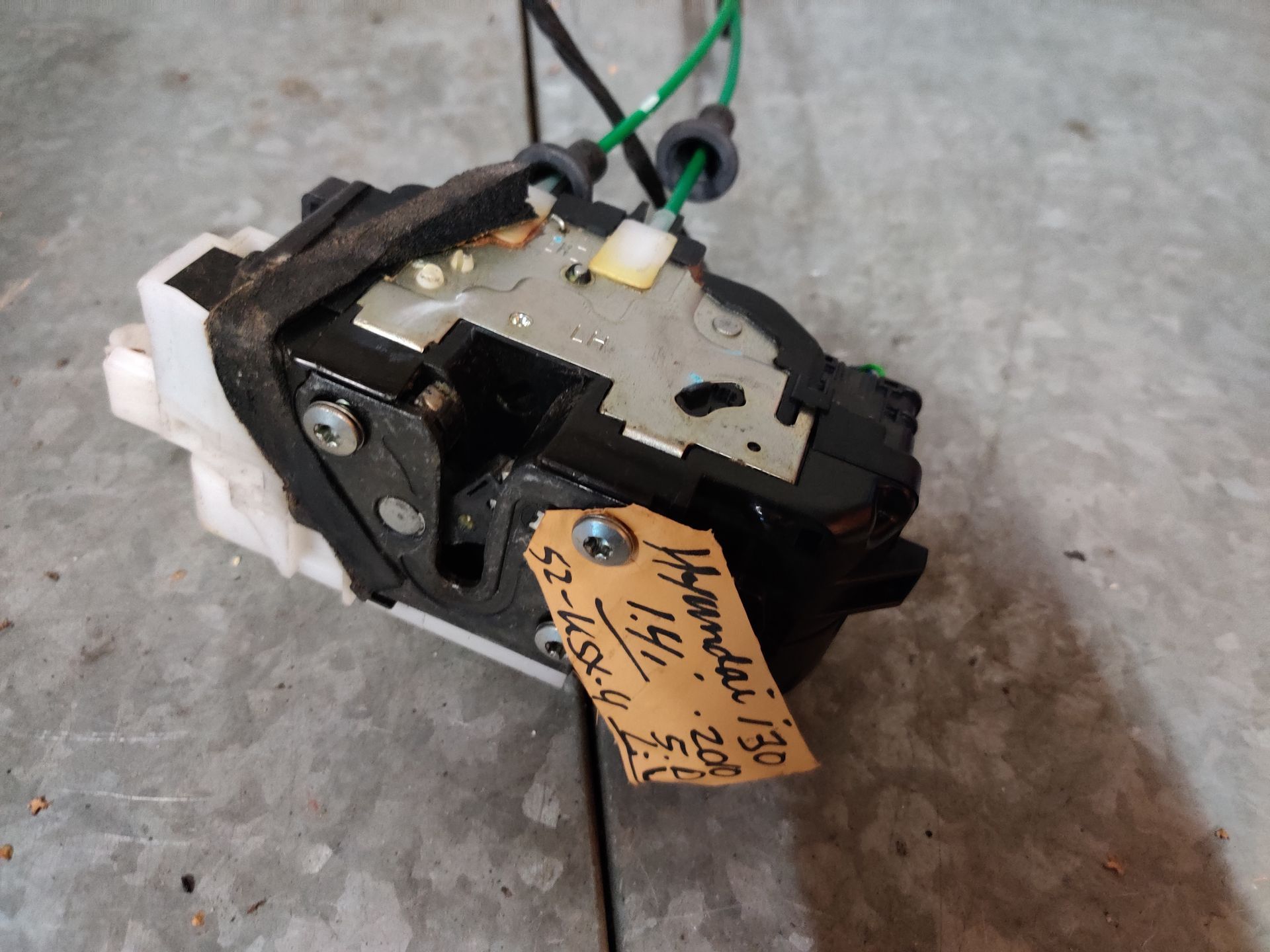 Hyundai i30 deurslotvanger, slotplaat met kabels rechter voorportier uit 2010, gebruikt.