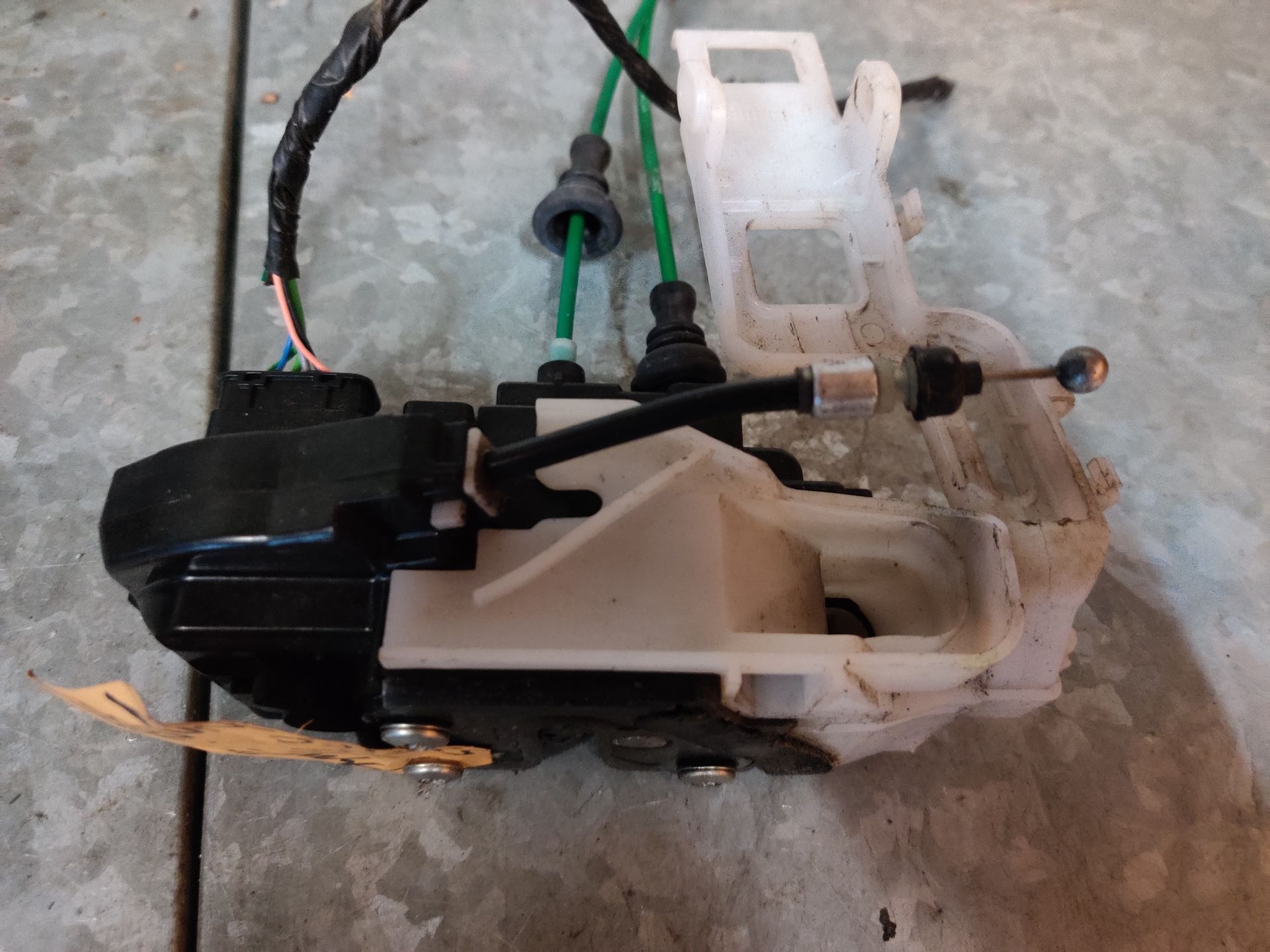 Hyundai i30 deurslotvanger, slotplaat met kabels rechter voorportier uit 2010, gebruikt.