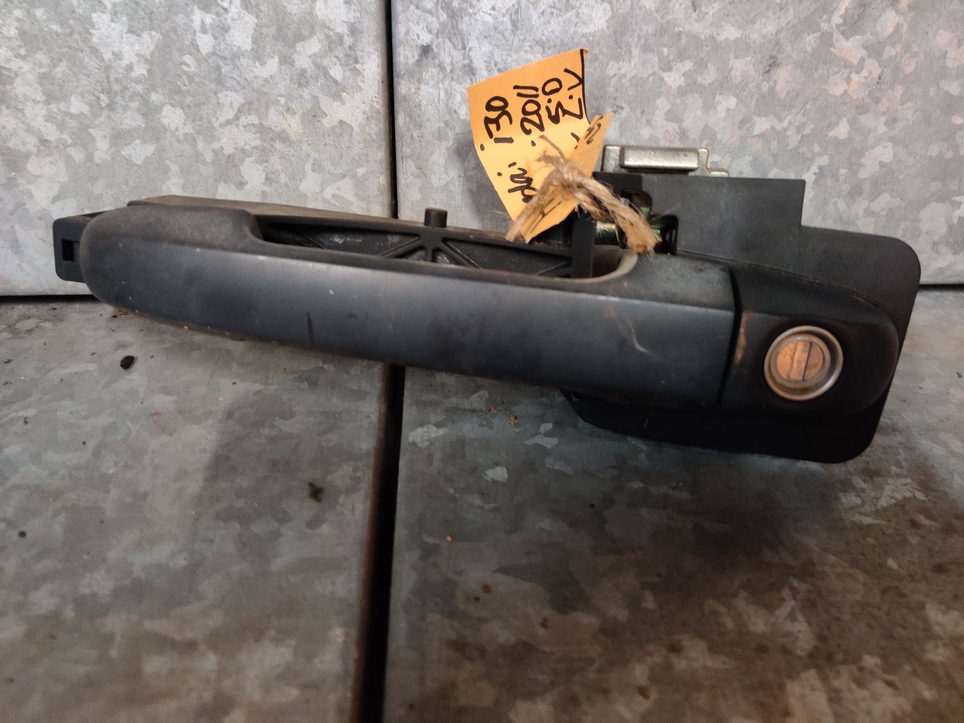 Hyundai i30 deurklink linker voorportier uit 2011, gebruikt (buitenzijde).