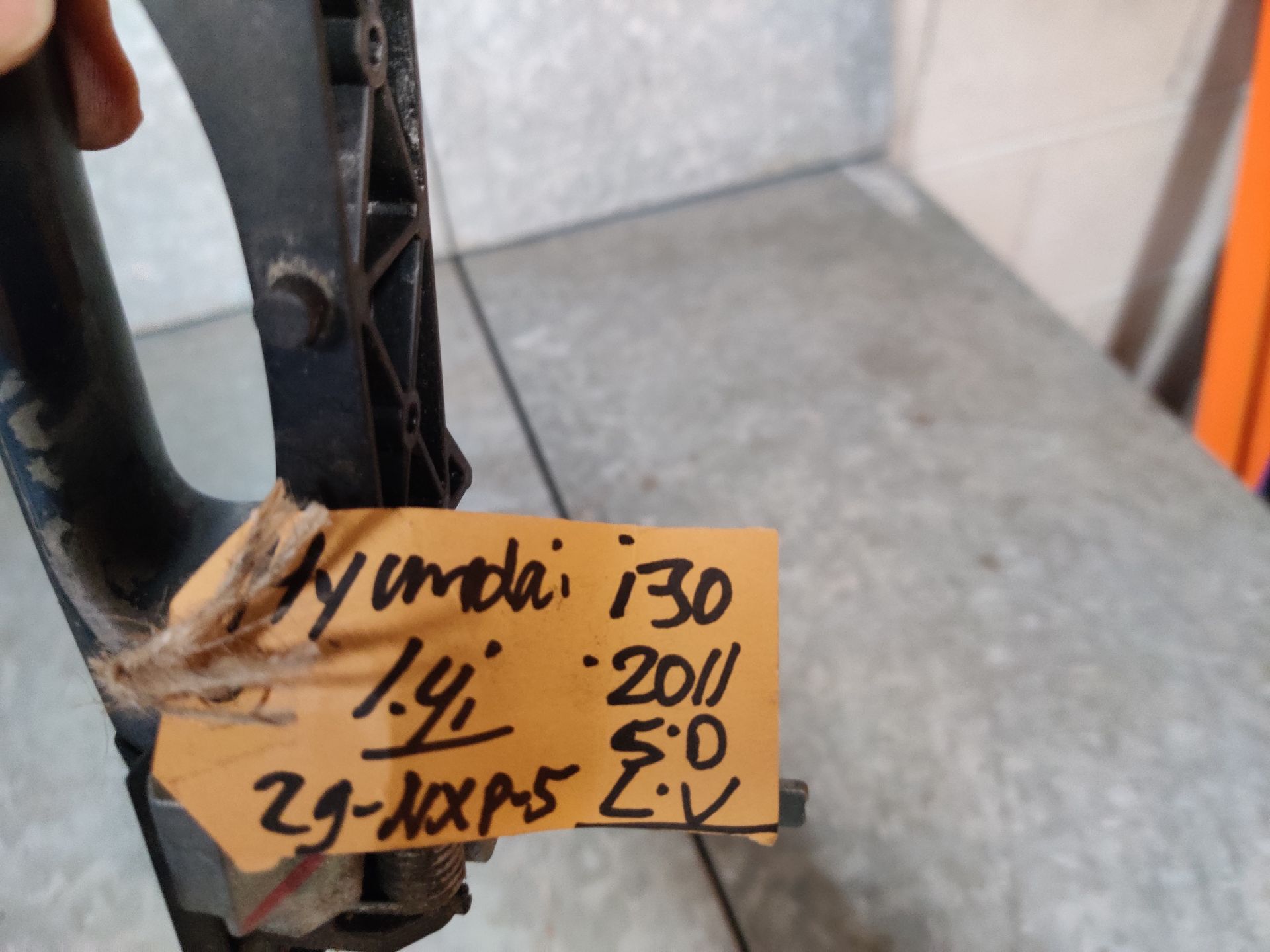 Hyundai i30 deurklink linker voorportier uit 2011, gebruikt (buitenzijde).
