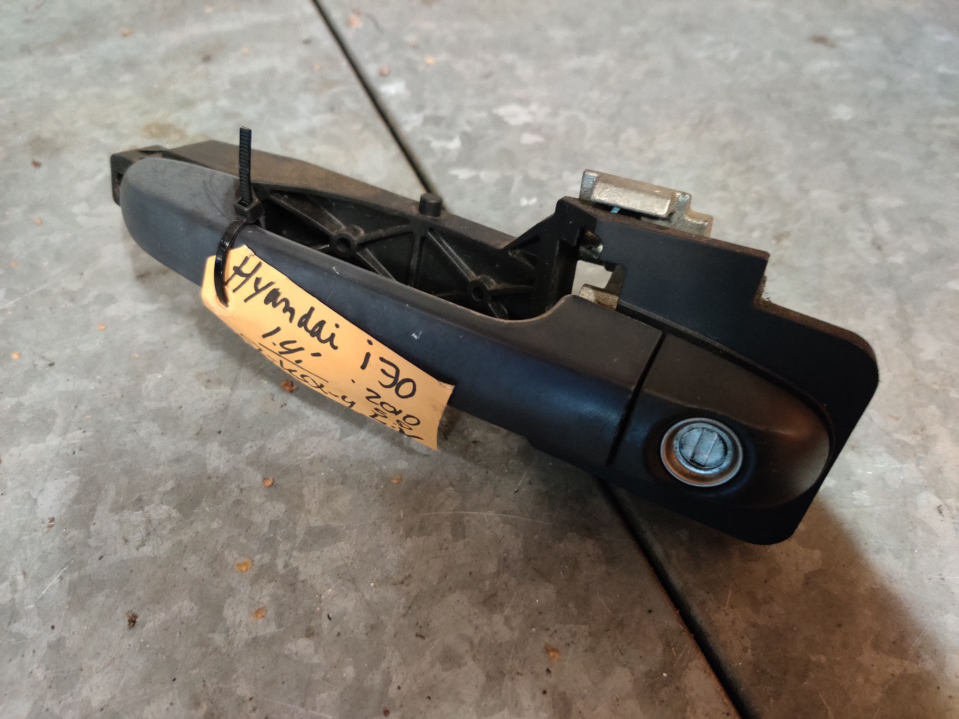 Hyundai i30 deurklink linker voorportier uit 2010, gebruikt (buitenzijde).