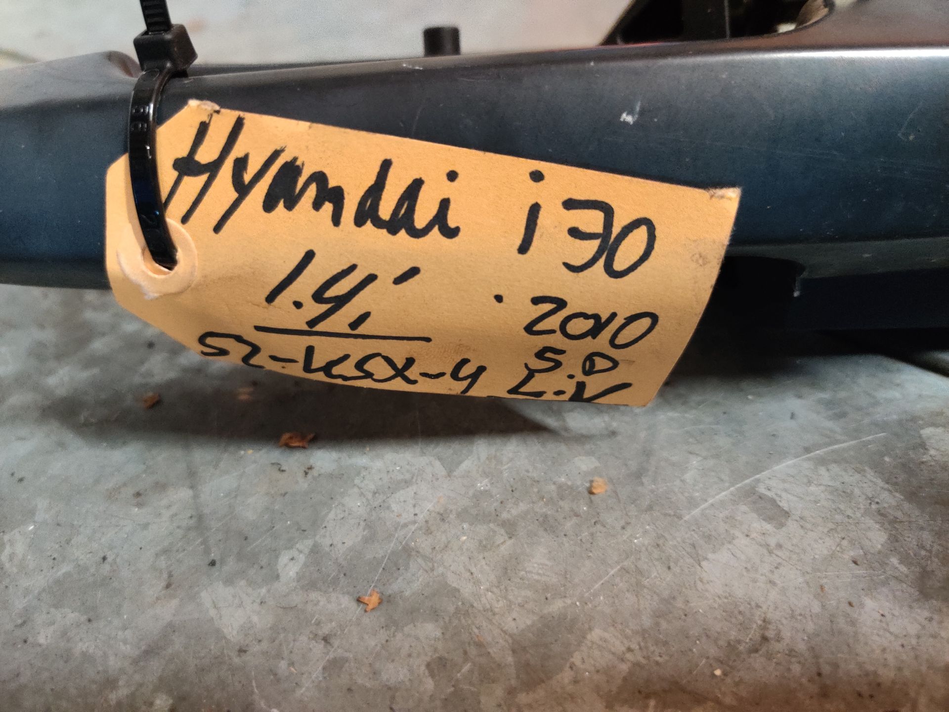 Hyundai i30 deurklink linker voorportier uit 2010, gebruikt (buitenzijde).