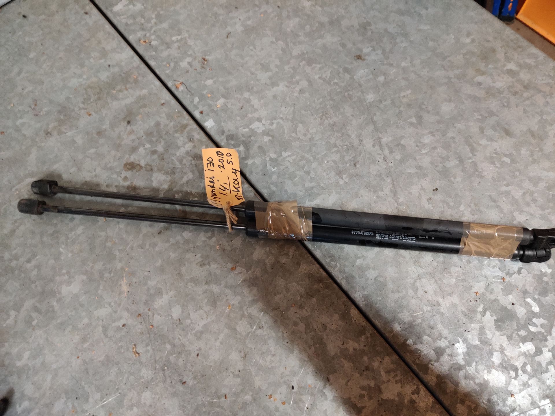 Hyundai i30 een set gasveren van een 1.4i uit 2010, gebruikt.