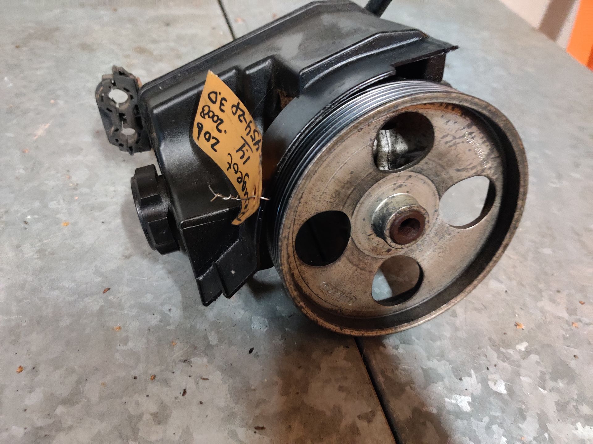 Peugeot 206 stuurbekrachtigingspomp van een 1.4