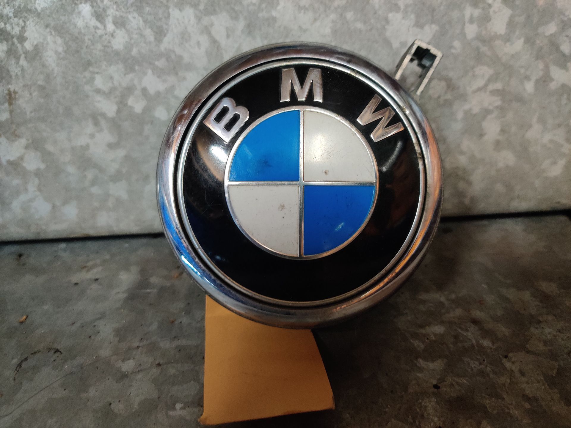 BMW 1 serie 2007 - 2011 embleemknop op achterklep E81 E87 E87LCI.