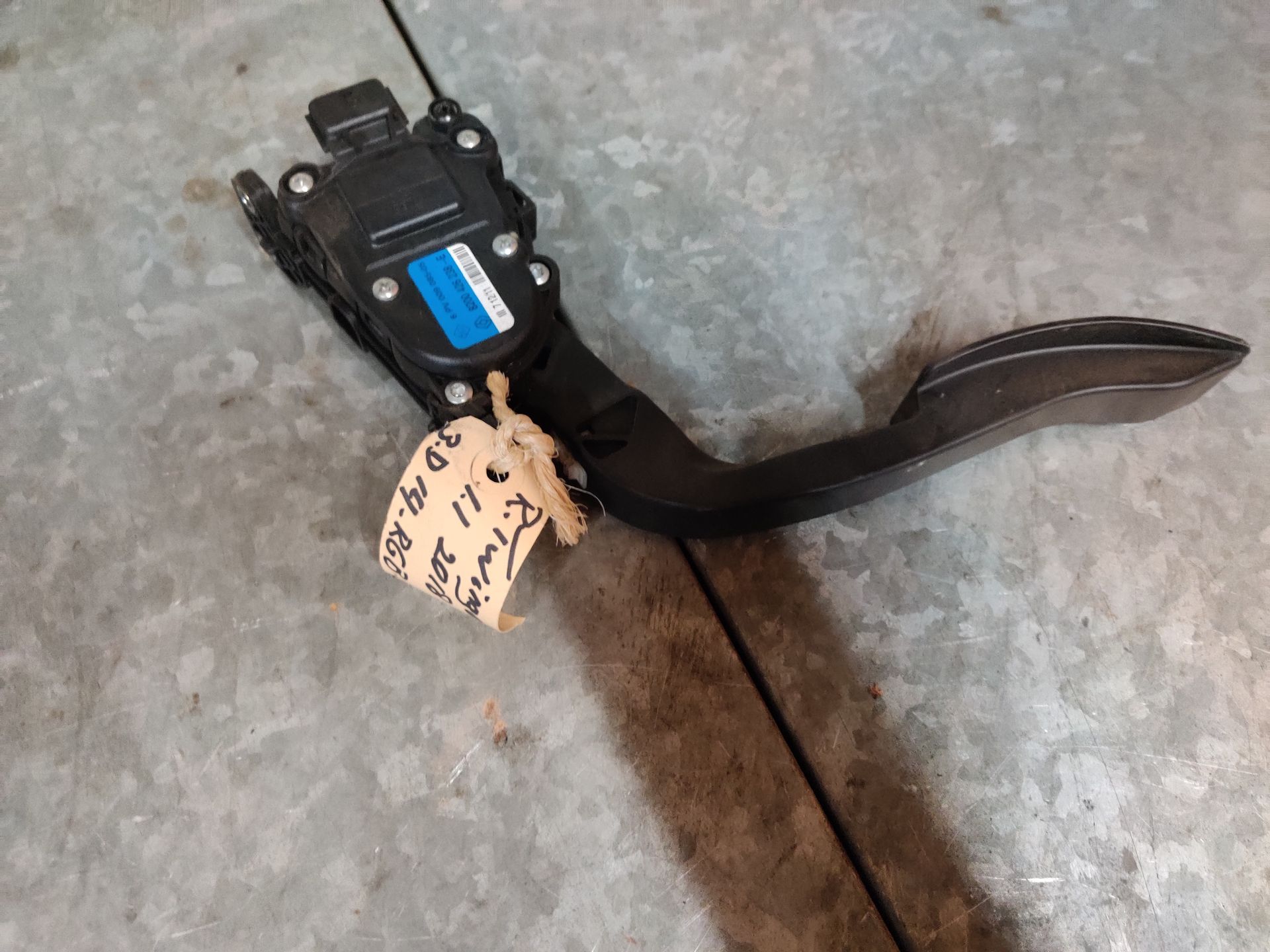 Renault Twingo 2 een gaspedaal van een 1.1 uit 2018, gebruikt.