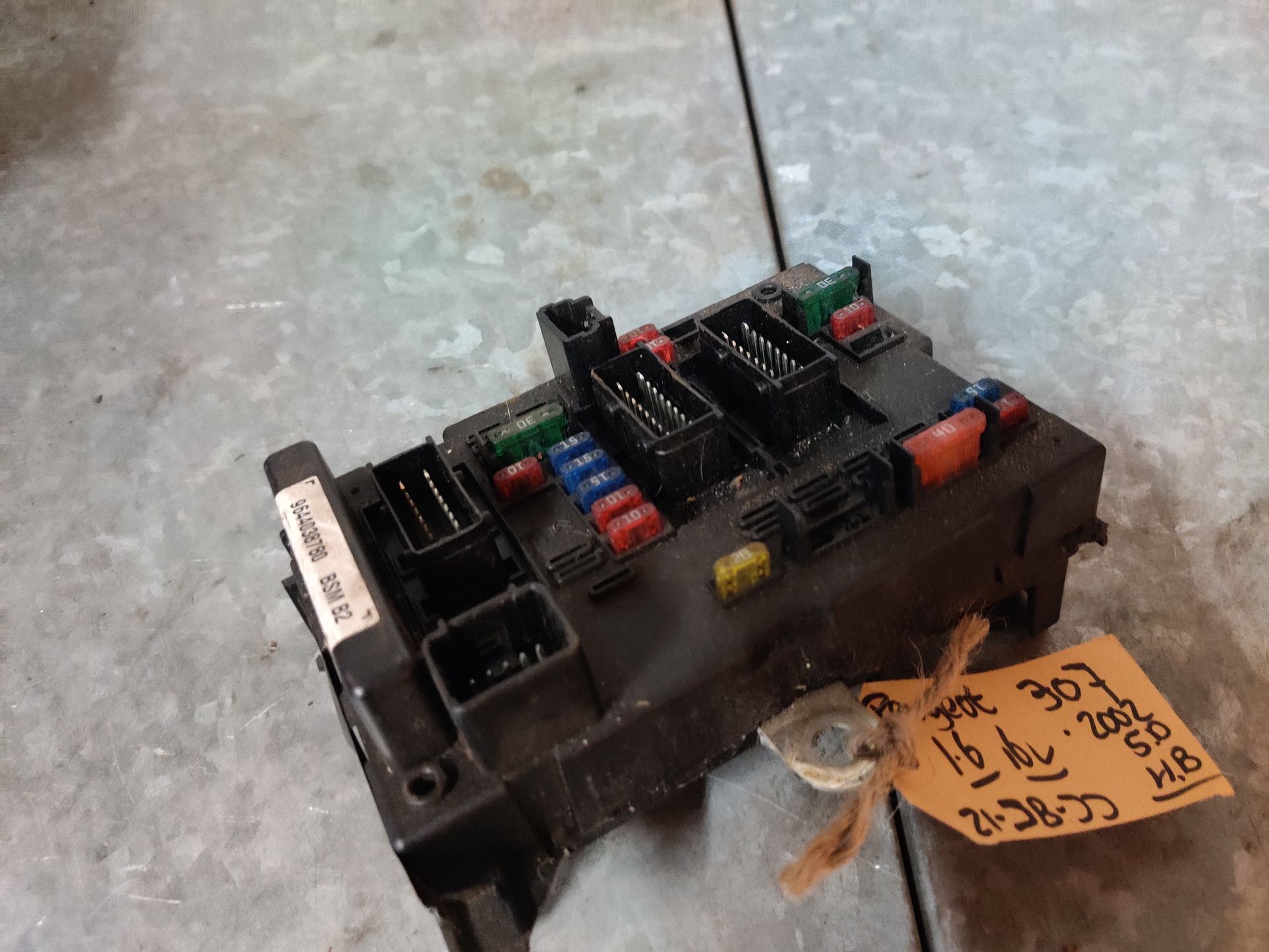 Peugeot 307 zekeringkast van een 1.6 16V uit 2002, gebruikt.