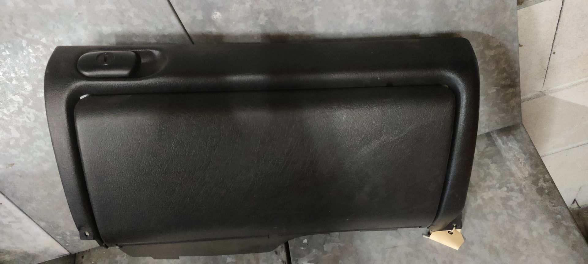 VW Golf 3 een dashboardkastje uit 1997.