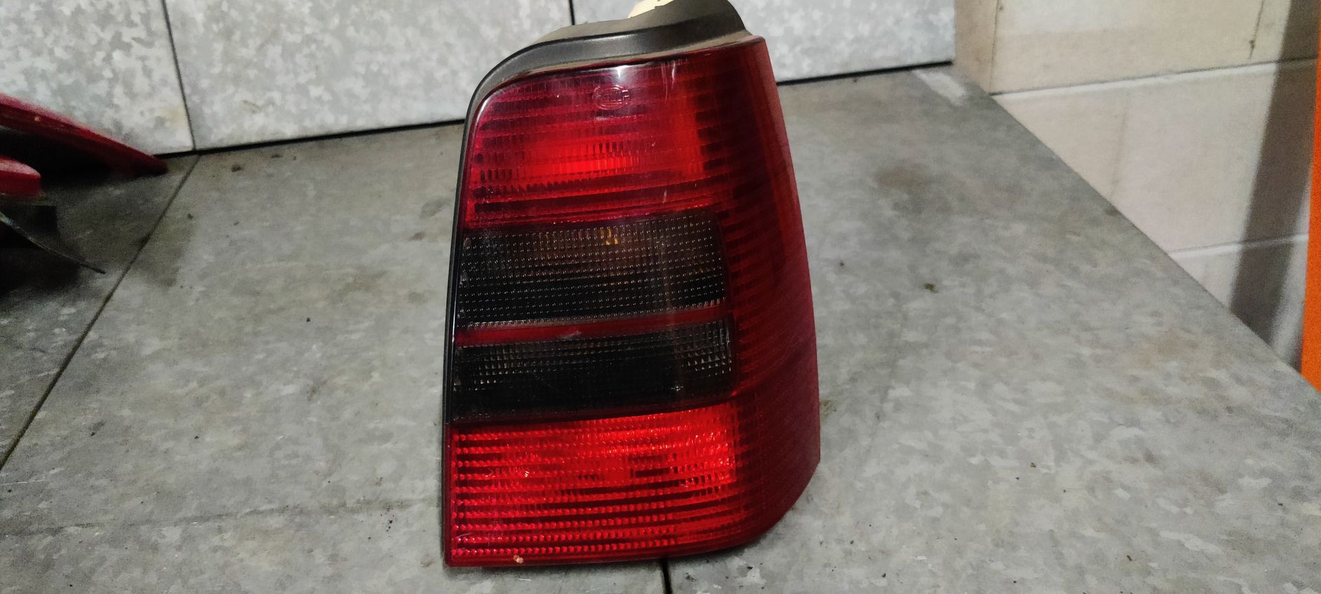 VW Golf 3 station rechter achterlicht, donker glas, van modeljaar 1997.